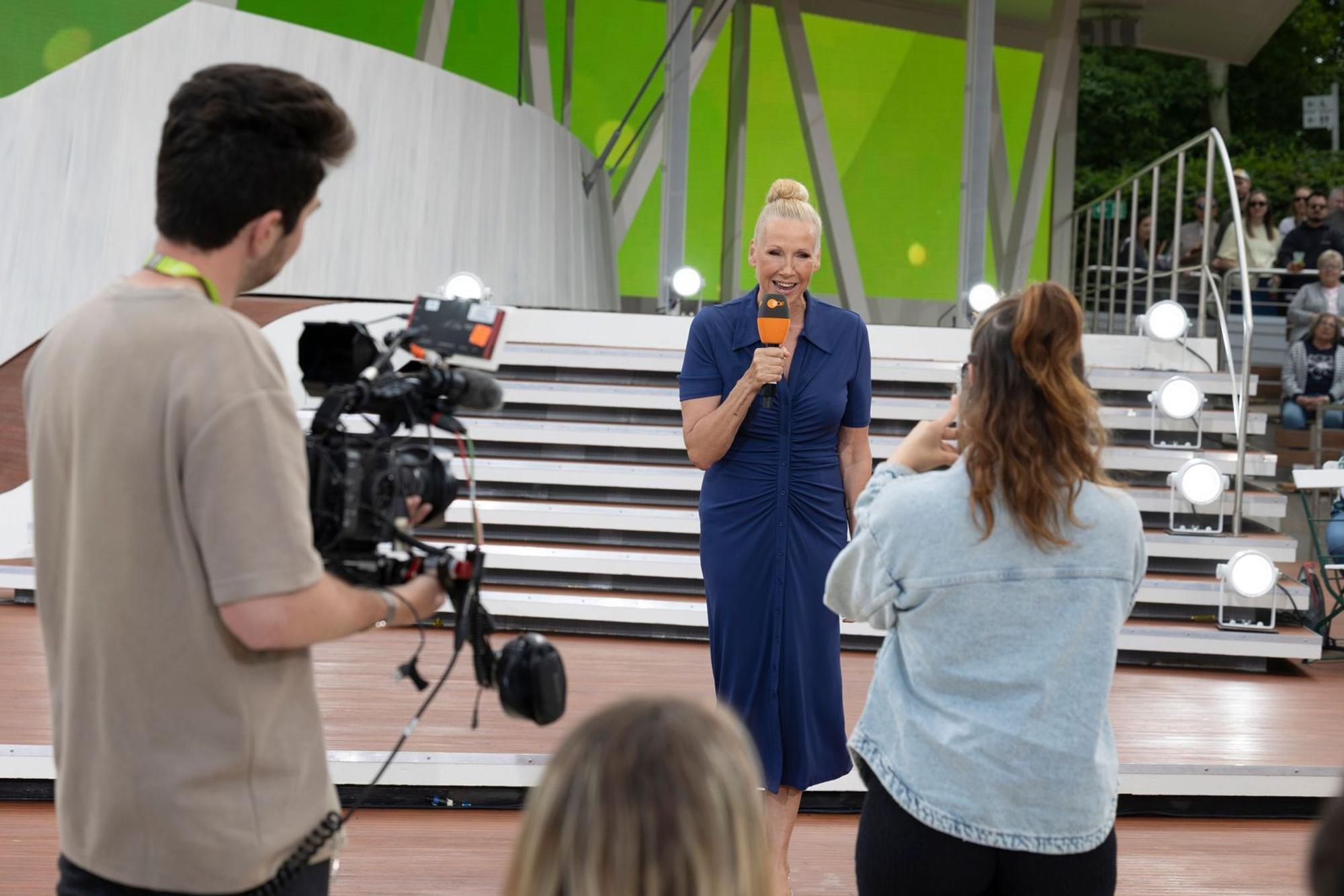 Andrea Kiewel pflegt bei jedem „Fernsehgarten“ ein besonderes Ritual. (Bild: ZDF / Jana Kay)
