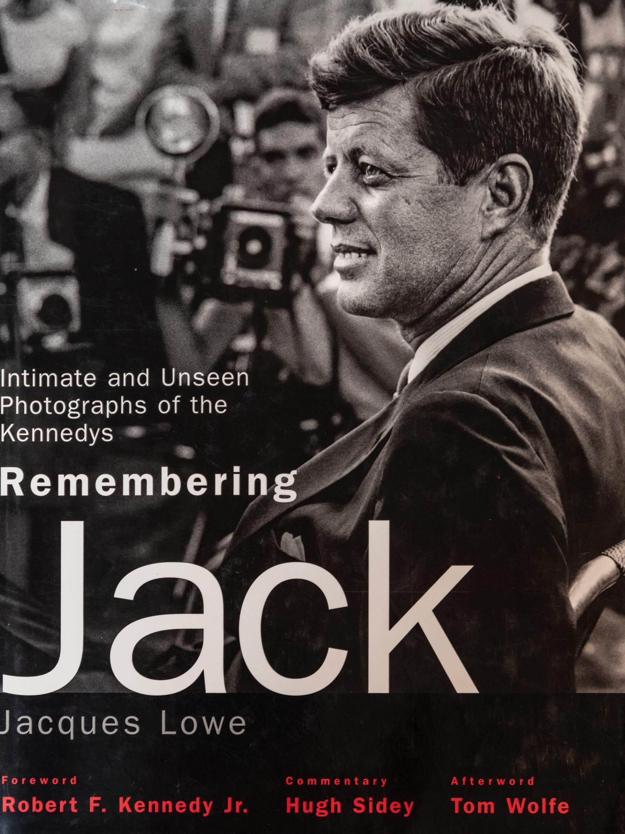 Kennedy Repro Cover Buch
Intimate and Unseen Photographs of the Kennedys
Remembering Jack - Jacques Lowe
Aufgenommen am: 07.09.2018
Foto: Jacques Lowe
Repro: Alexander Roll (Staff)