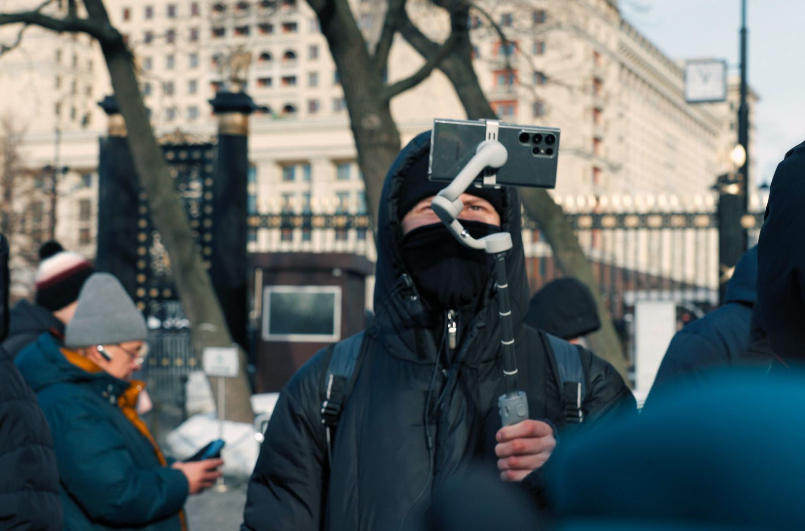 Vermummte Mitarbeiter des russischen „Zentrums zur Extremismusbekämpfung“ auf einer Antikriegs-Kundgebung in Moskau. Der Staat überwacht alle, die er für gefährlich hält. (Bild:  SWR / Piraya Film / Vincent Productions)