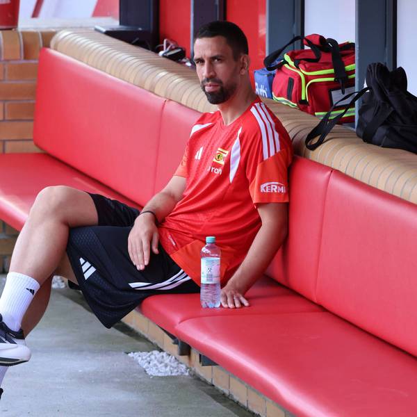 Rani Khedira sitzt entspannt auf der Bank.