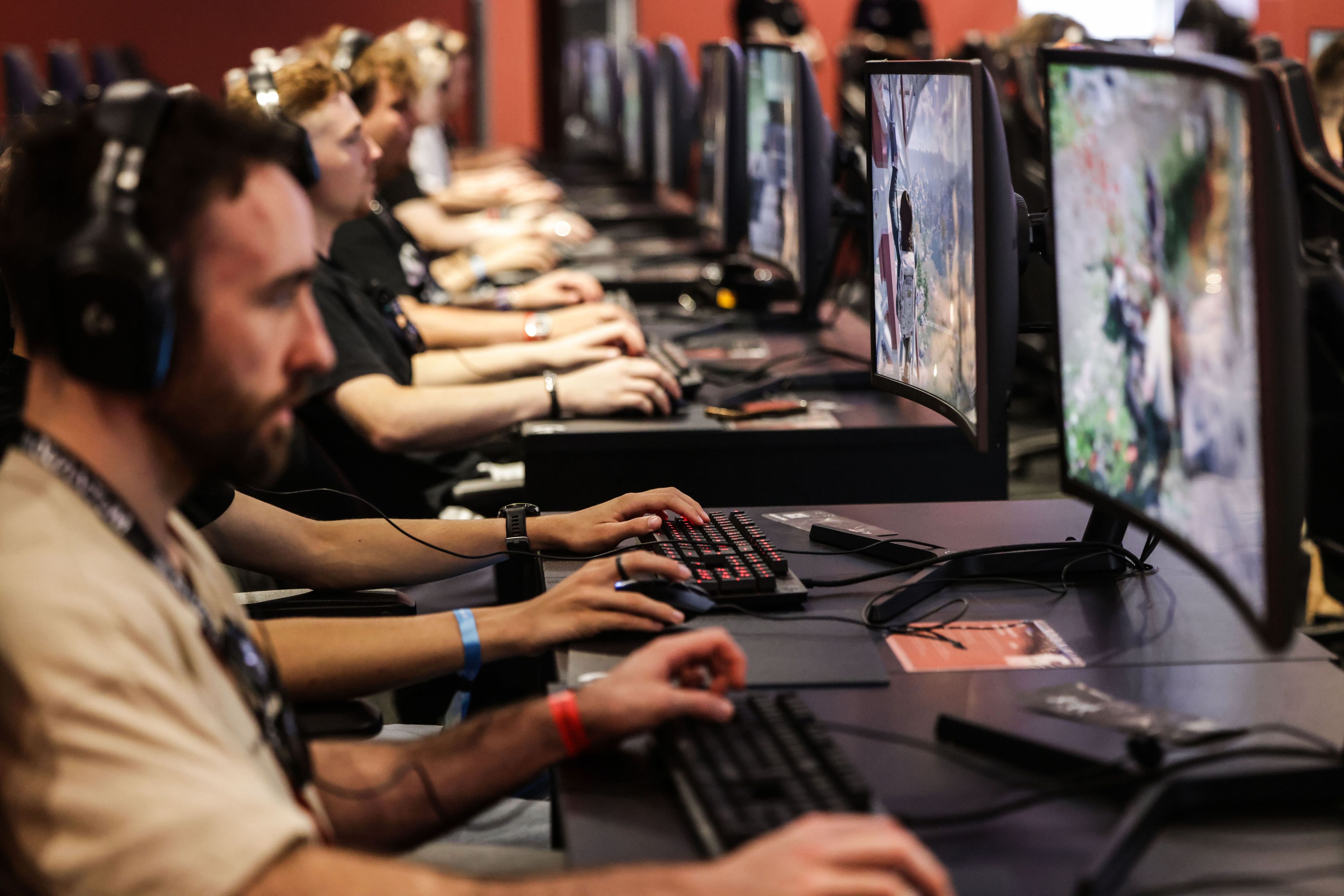 Besucher der Gamescom testen ein Computerspiel.