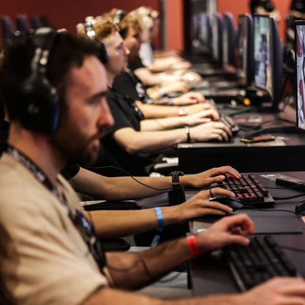 Besucher der Gamescom testen ein Computerspiel.