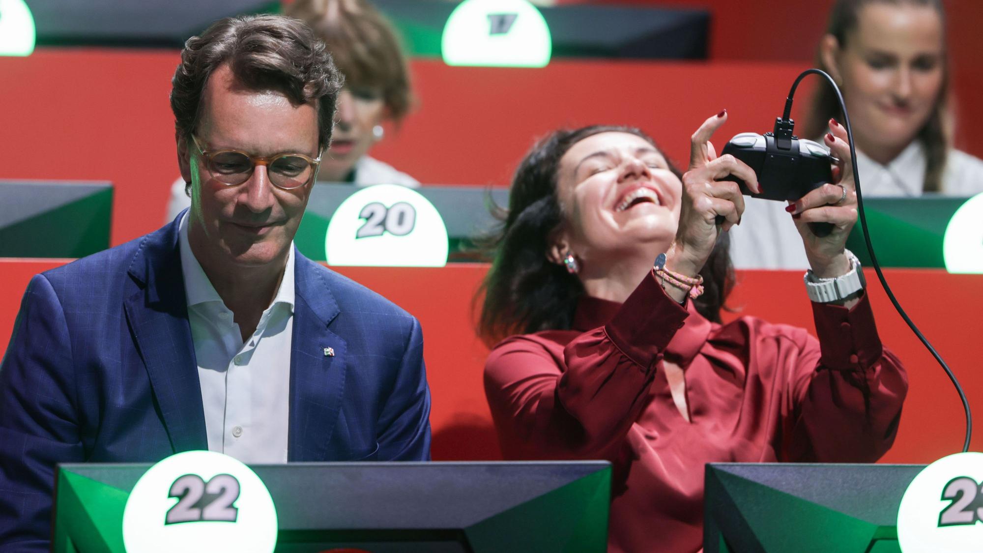 Hendrik Wüst und Dorothee Bär spielen beim Eröffnungsrundgang am Stand von Nintendo Super Mario.