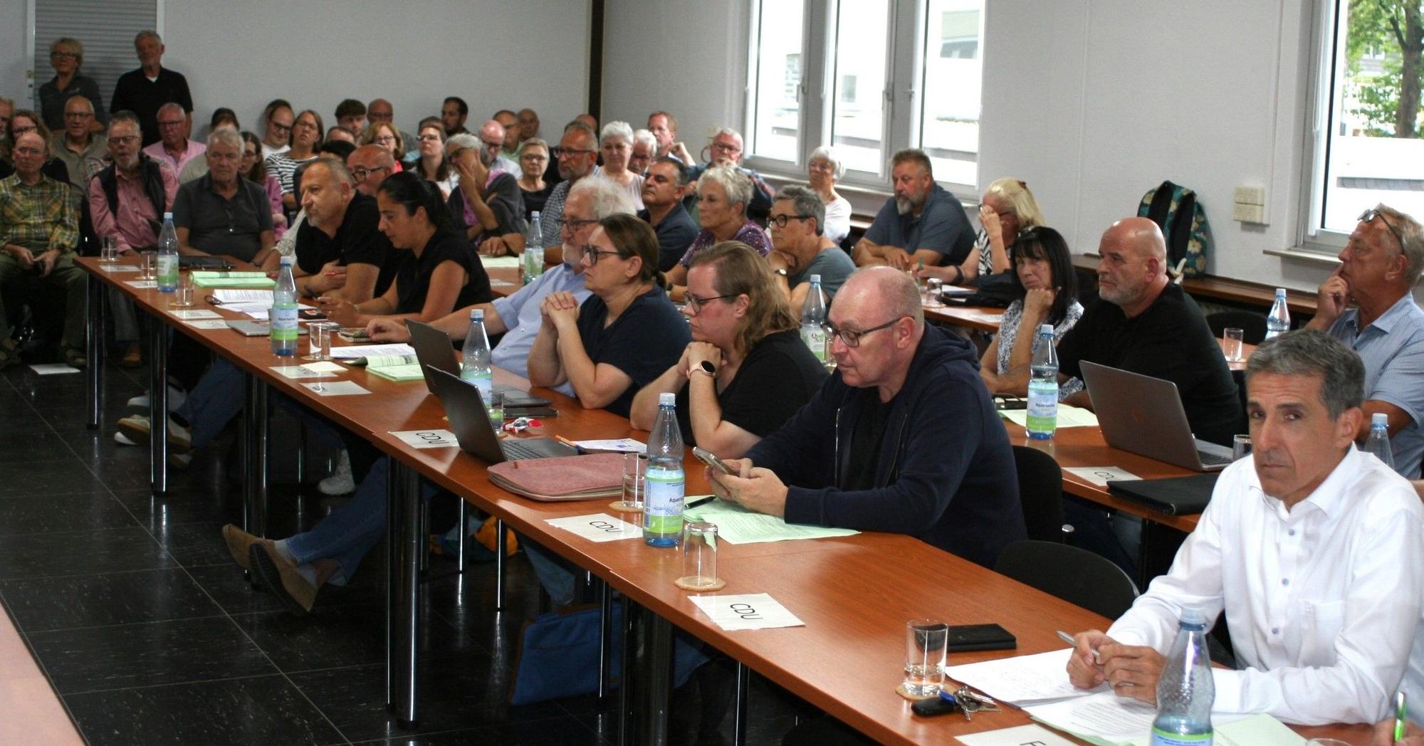 Der Eitorfer Rat trat zu einer Sondersitzung zusammen und kritisierte erneut Bürgermeister Viehof im Zusammenhang mit dem Krewel-Verkauf.