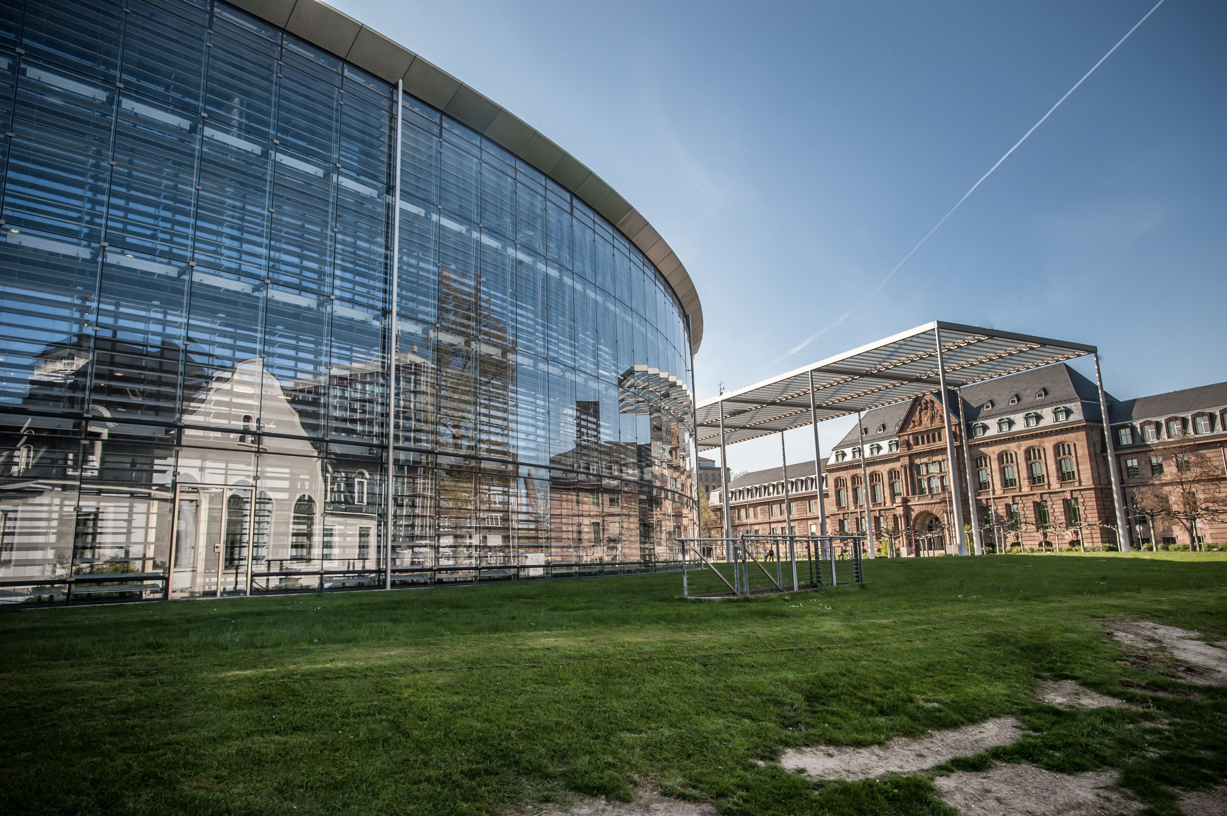 In der Fassade der Konzernzentrale spiegelt sich das Kasino. Foto: Ralf Krieger