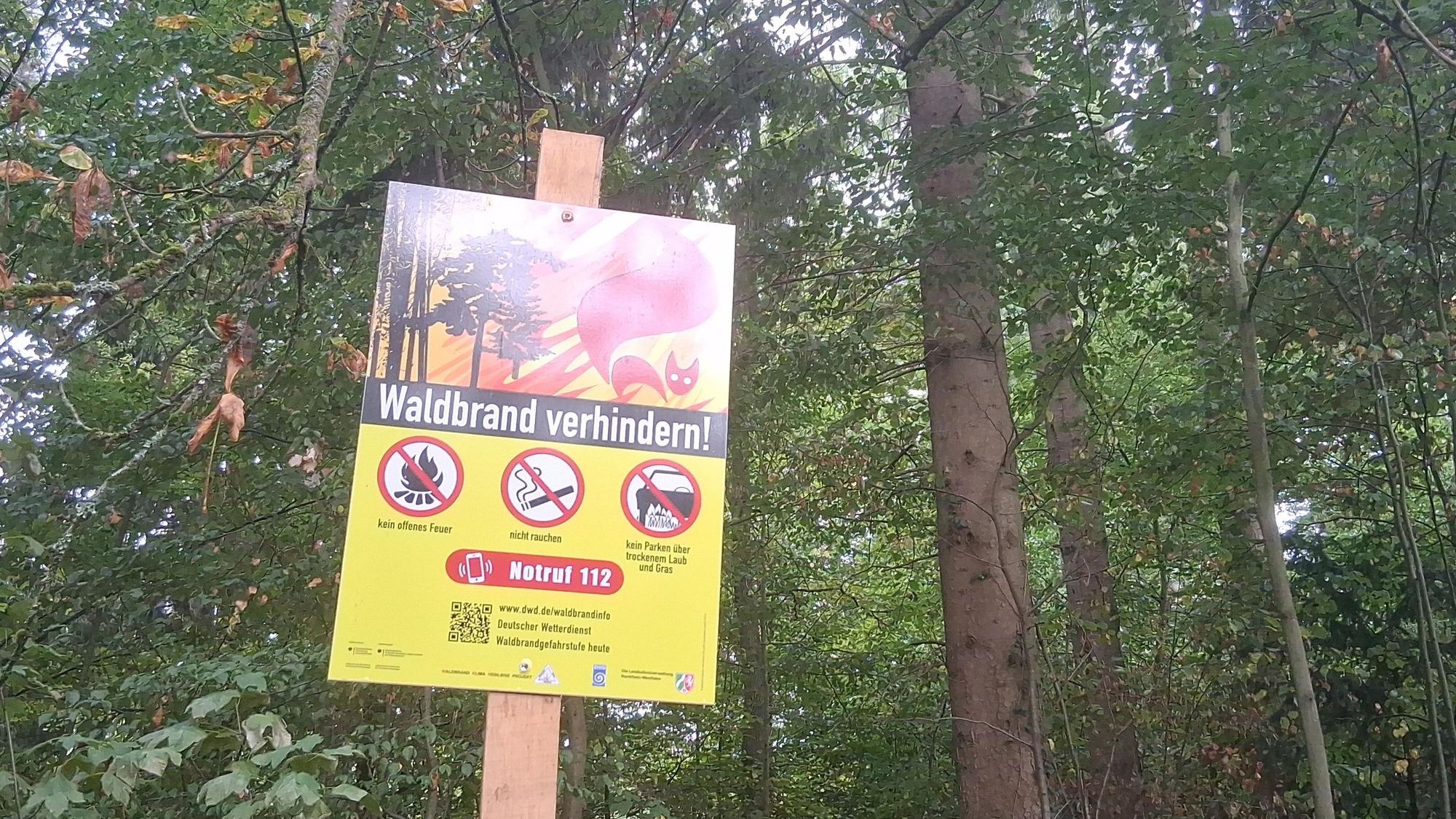 „Waldbrand verhindern!“ steht auf einem Schild im Gierather Wald. Zigaretten und offenes Feuer sind hier verboten.