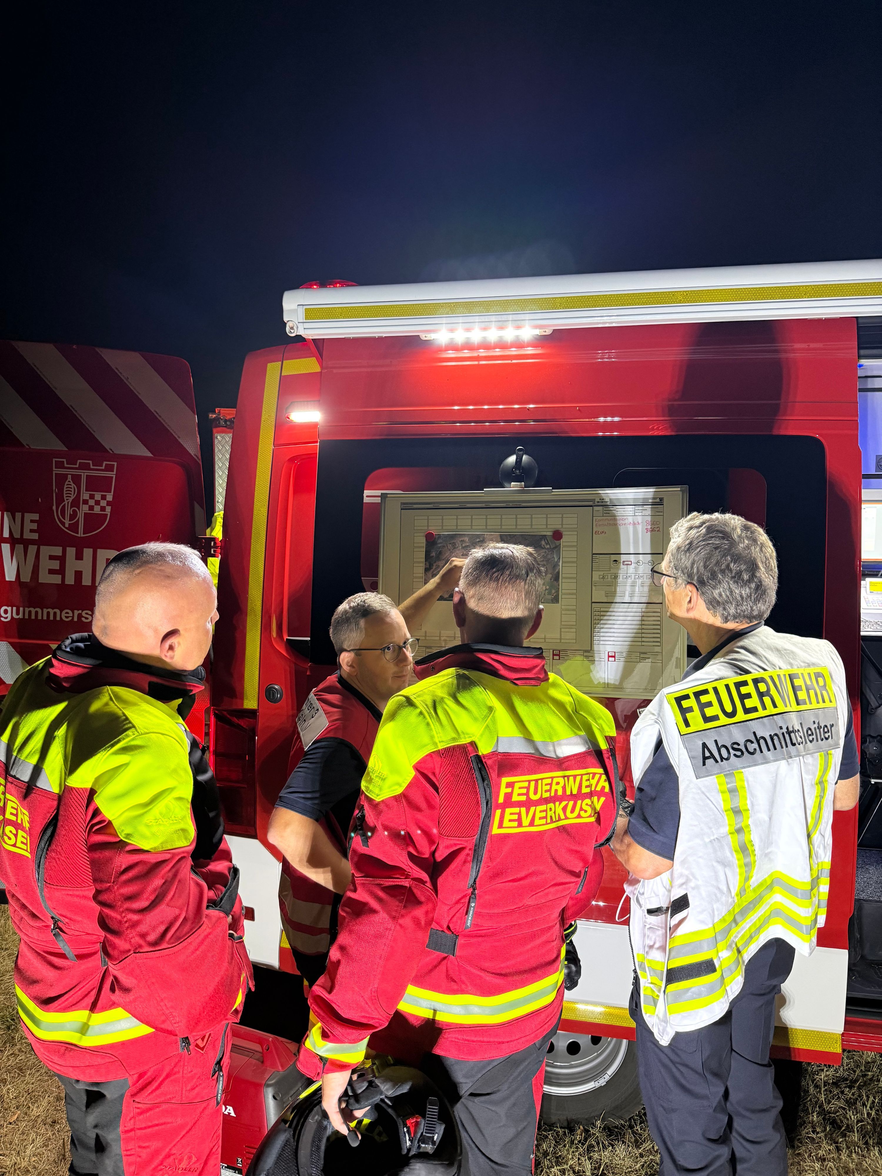 Einsatzbesprechung: Die Leverkusener Feuerwehrleute waren in der Ortschaft Gey im Einsatz.