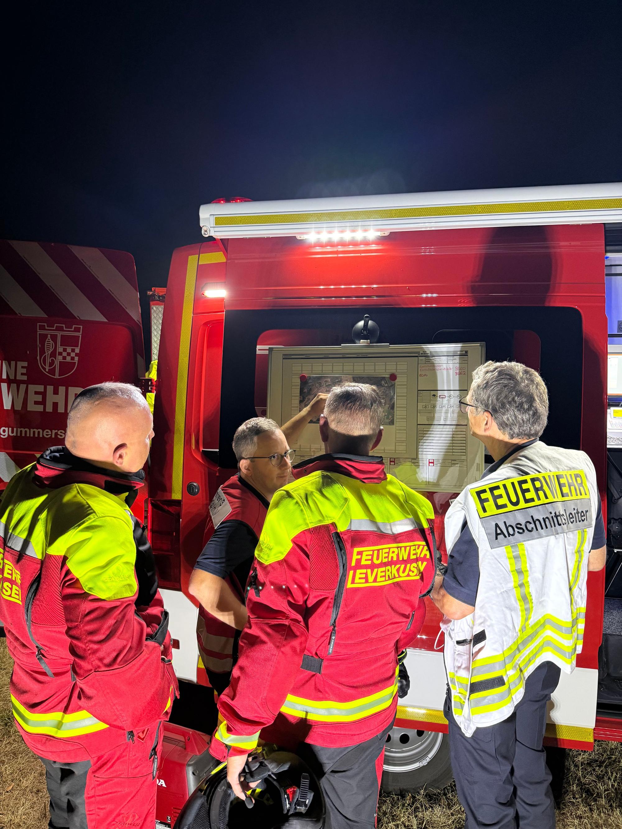 Einsatzbesprechung: Die Leverkusener Feuerwehrleute waren in der Ortschaft Gey im Einsatz.