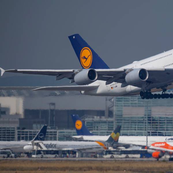 Eine Lufthansa-Maschine des Typs Airbus A380 landet auf einem Flughafen in Deutschland. (Archivfoto)