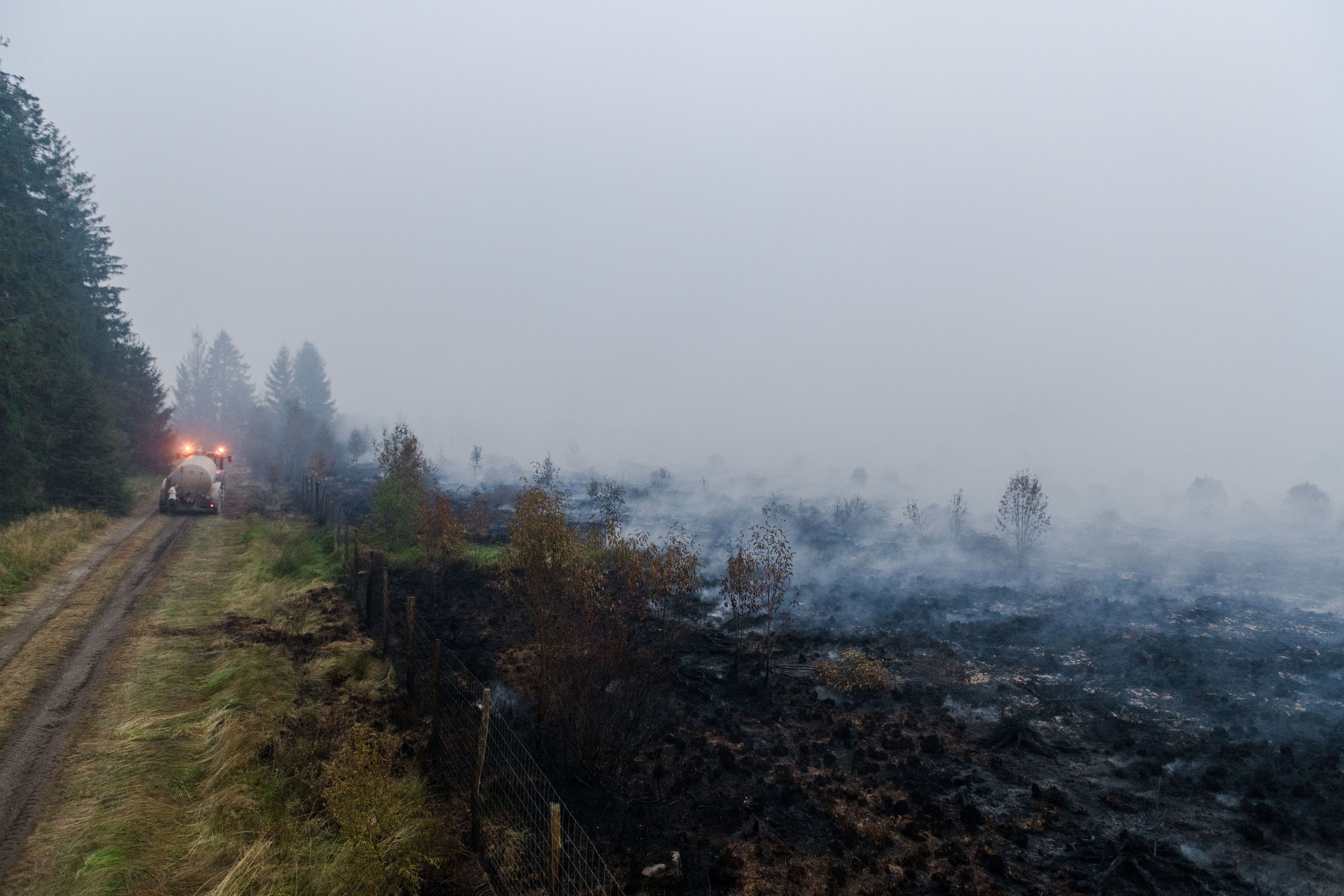 Landwirte setzen ihre Maschinen ein, um die Feuerwehrleute im Naturschutzgebiet Hohes Venn weiter gegen einen der größten Waldbrände der belgischen Geschichte zu unterstützen.