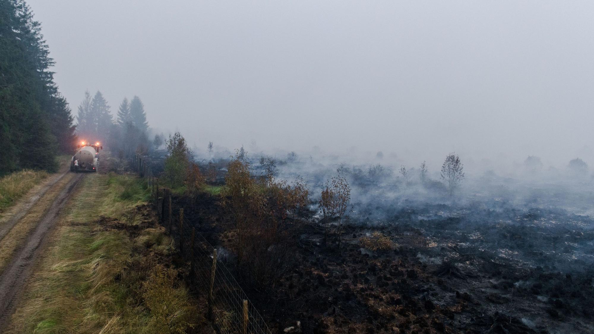 Landwirte setzen ihre Maschinen ein, um die Feuerwehrleute im Naturschutzgebiet Hohes Venn weiter gegen einen der größten Waldbrände der belgischen Geschichte zu unterstützen.