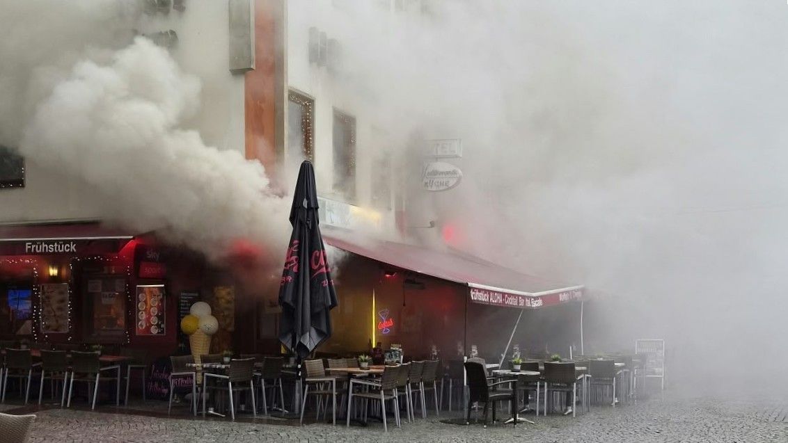 Aus einem Gebäude in der Kölner Innenstadt dringt dichter Rauch.