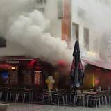 Aus einem Gebäude in der Kölner Innenstadt dringt dichter Rauch.
