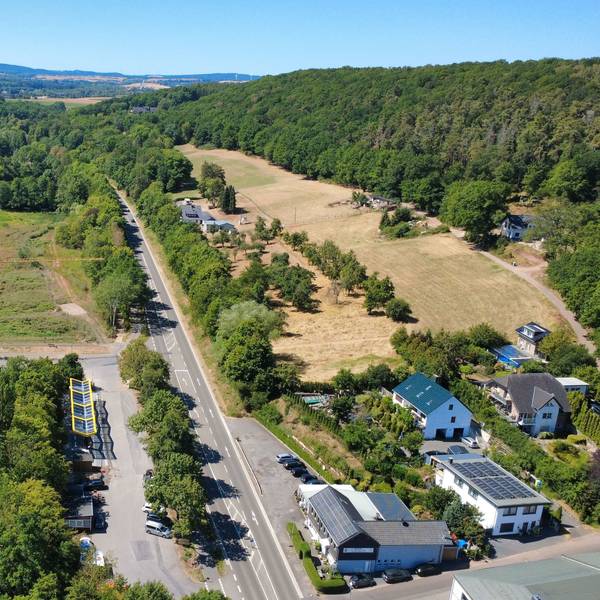 Das Luftbild (Drohnenaufnahme) zeigt den Bereich des derzeit ungestauten Mühlensees an der B266 in Kommern.