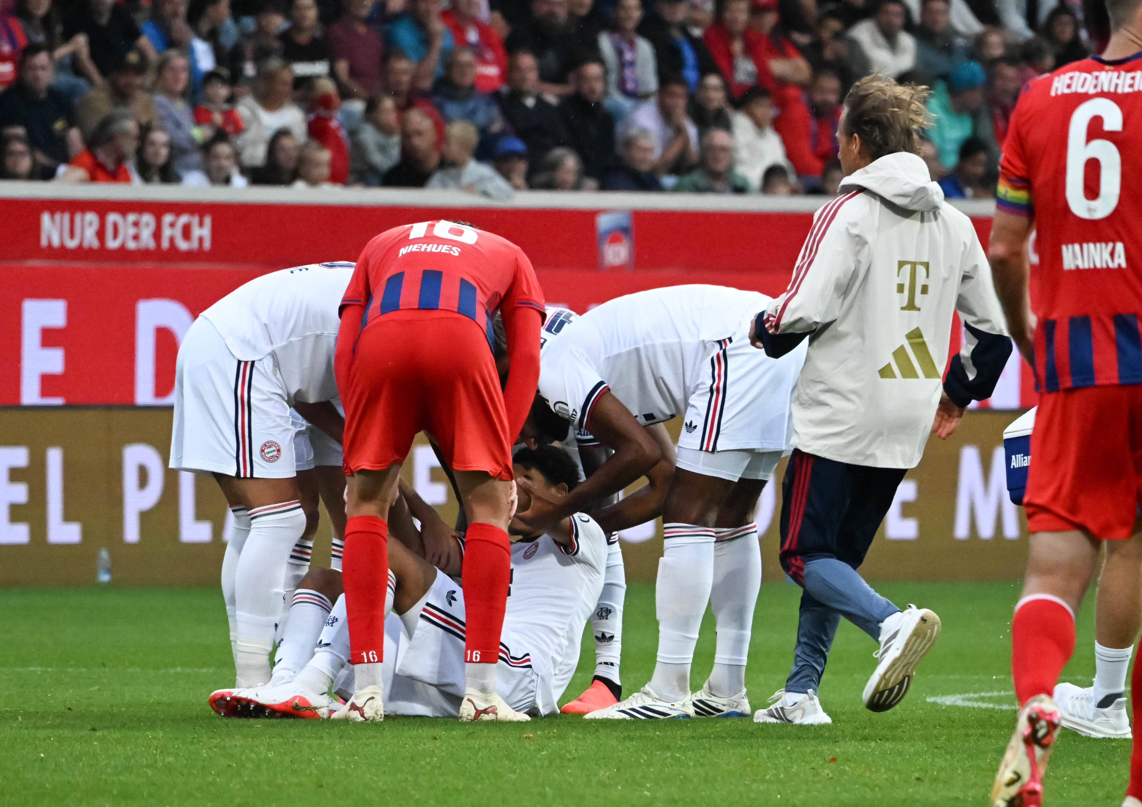 Jamal Musiala wird nach einem Zusammenbruch beim Spiel des FC Bayern versorgt.