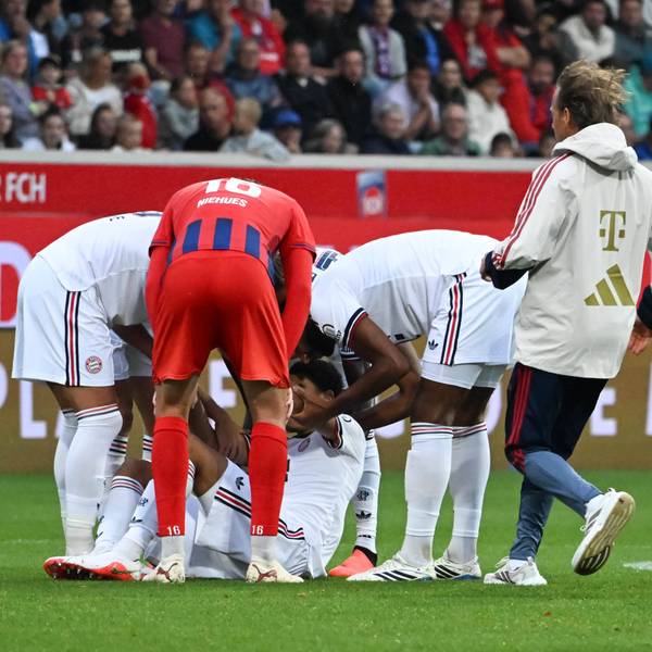 Jamal Musiala wird nach einem Zusammenbruch beim Spiel des FC Bayern versorgt.