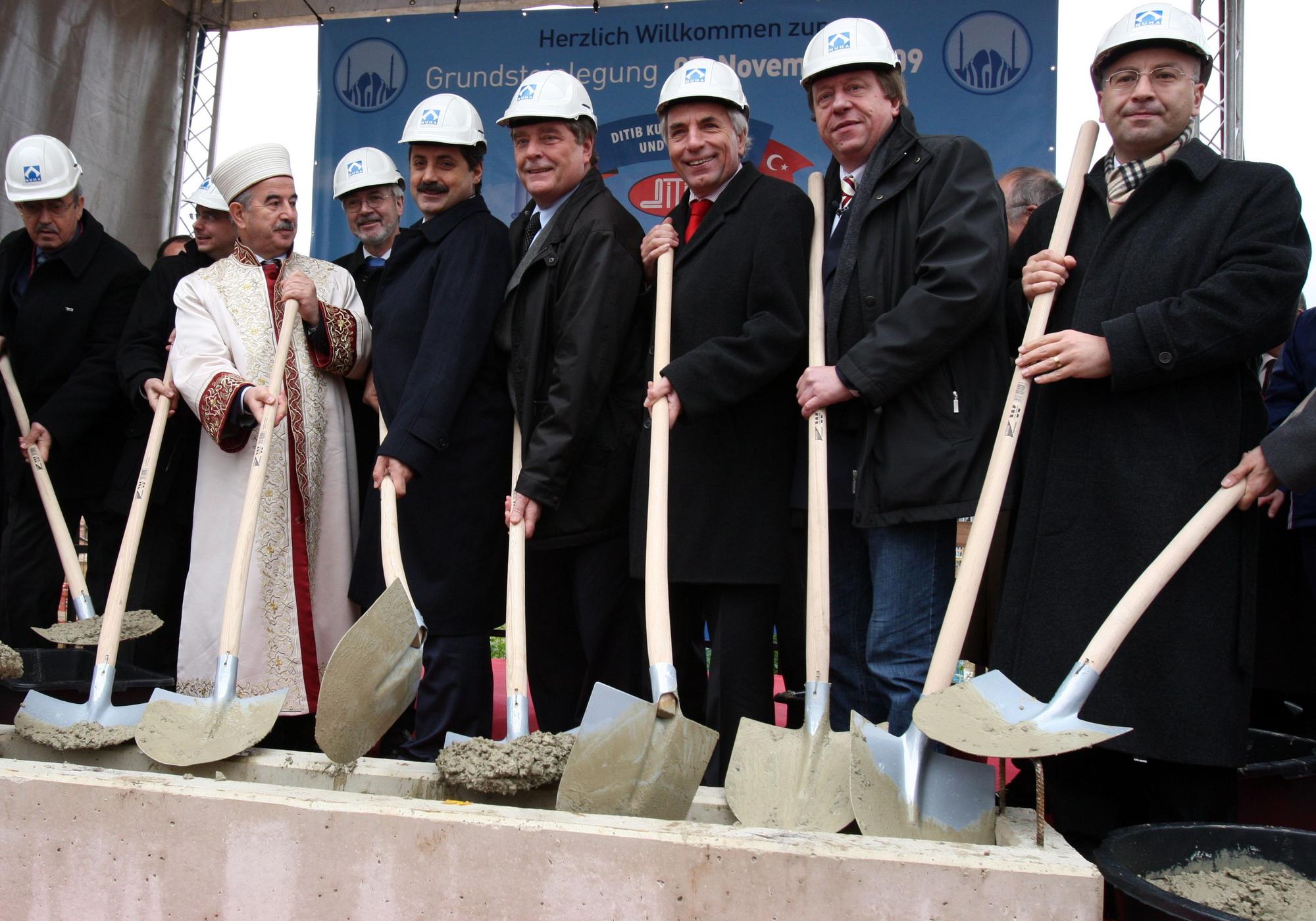 Grundsteinlegung der Zentralmoschee in Köln mit Prof. Dr Ali Bardakoglu ,dem Präsidenten des Amtes für Religiöse Angelegenheiten der Republik Türkei (weißer Mantel), rechts davon Faruk Celik (Staatsminister der Türkei), Fritz Schramma, Jürgen Roters, Josef Wirges und Mustafa Kemal Basa (türk. Generalkonsul in Köln).
20091107
copyright : Michael Bause
Veröffentlichung nur nach Absprache / Belegexemplar erbeten.
Michael Bause
0221 / 4856057
0172 / 2949979