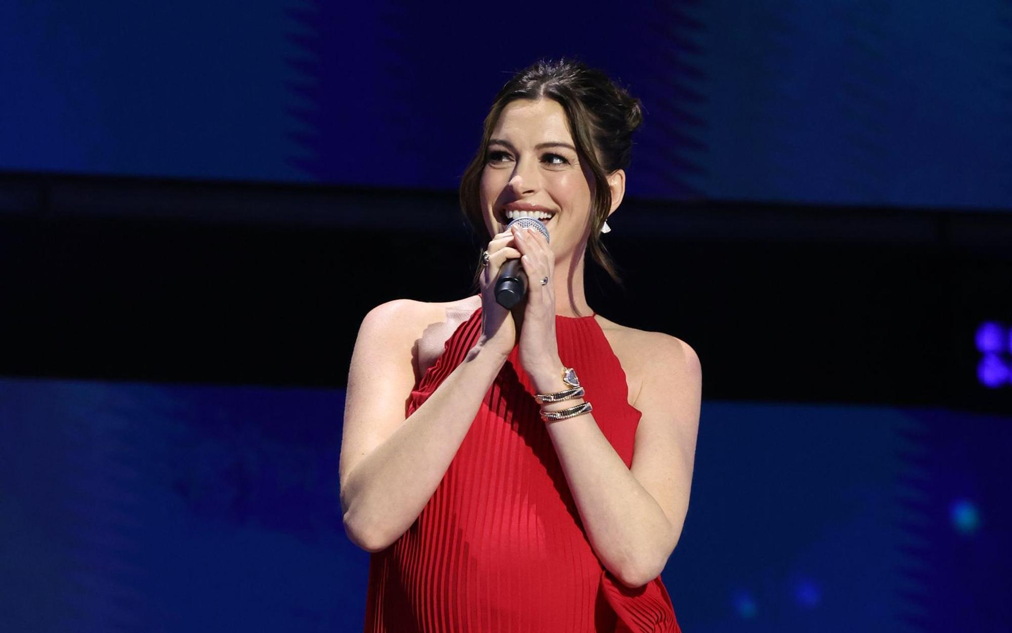 Anne Hathaway wurde beim D23-Event zur „Disney Legend“ ernannt. (Bild: 2026 Getty Images/Jesse Grant)