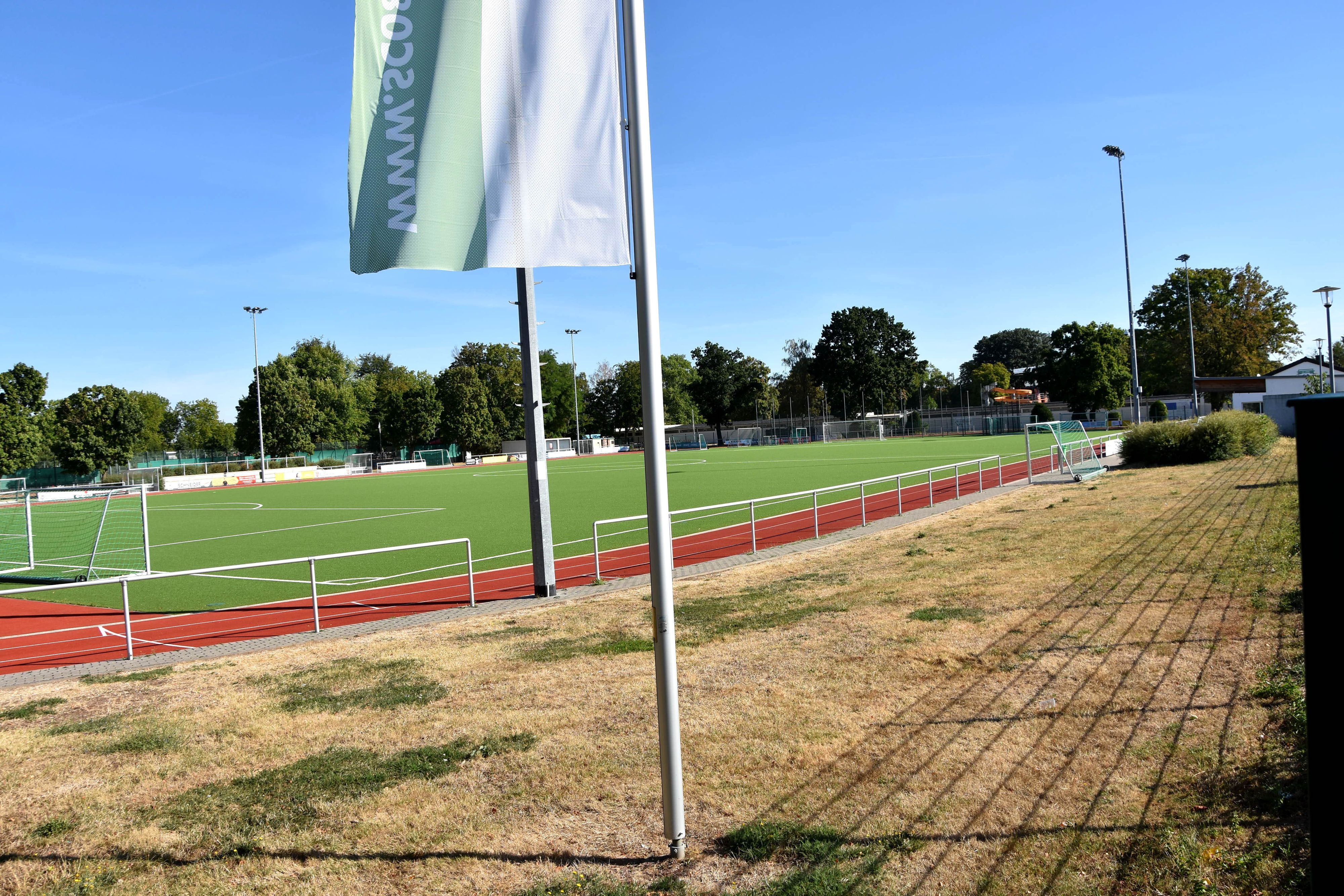 Das Foto zeigt einen Sportplatz.