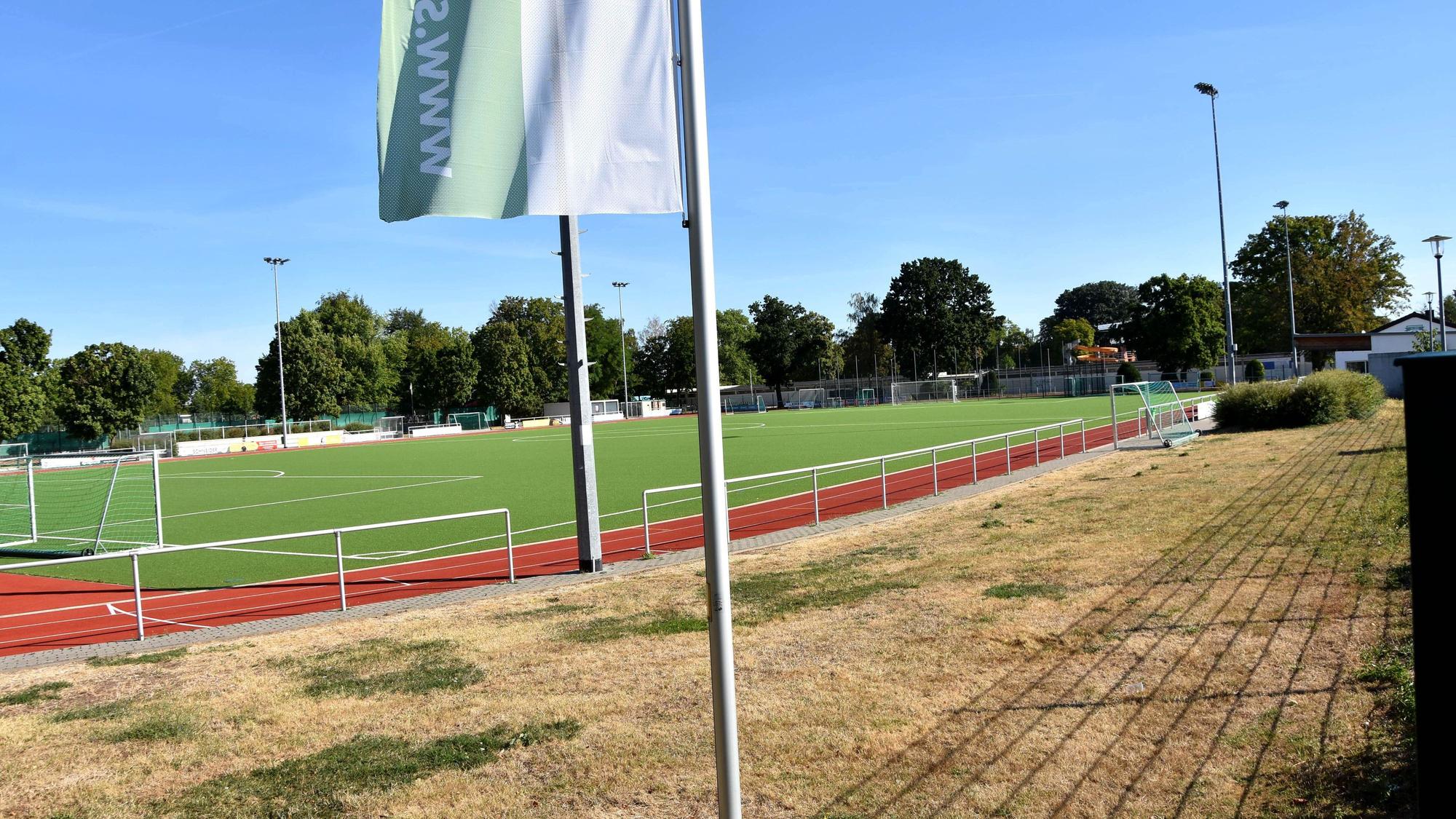 Das Foto zeigt einen Sportplatz.