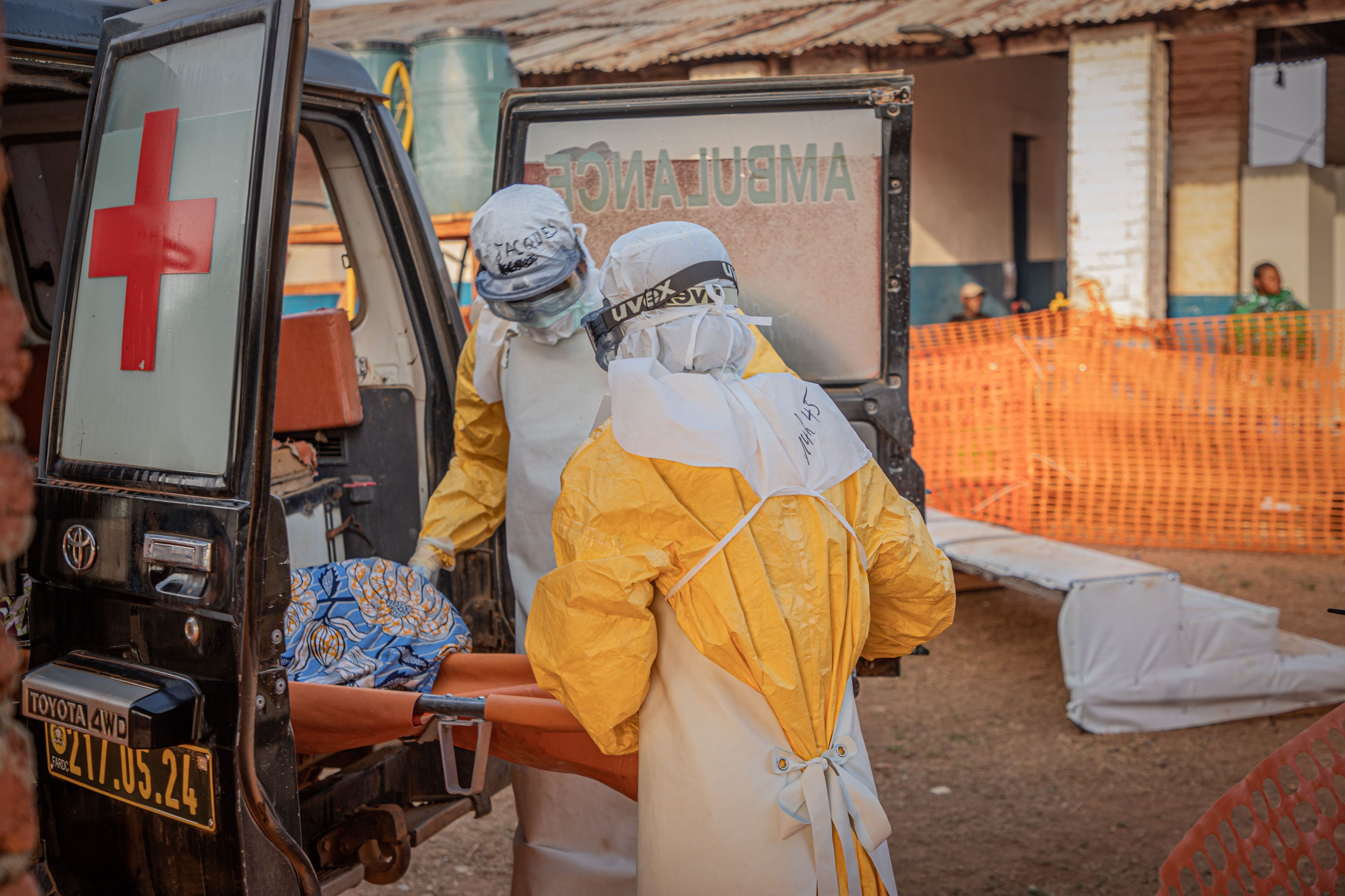 Medizinisches Personal begleitet einen Ebola-Patienten zu einem Ebola-Behandlungszentrum in Mongbwalu in der Provinz Ituri in der Demokratischen Republik Kongo.