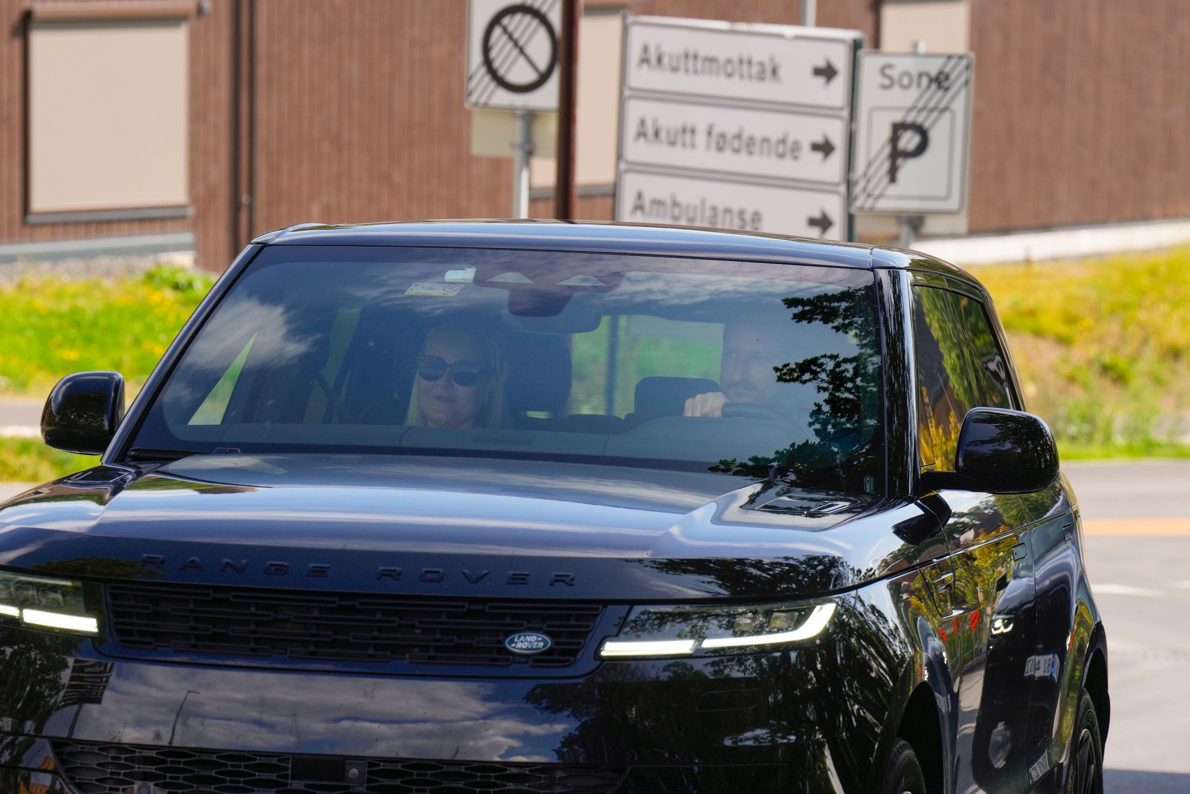 Norwegens Kronprinzessin Mette-Marit und Kronprinz Haakon treffen im Nationalkrankenhaus ein. König Harald V. von Norwegen wird im Nationalkrankenhaus behandelt.