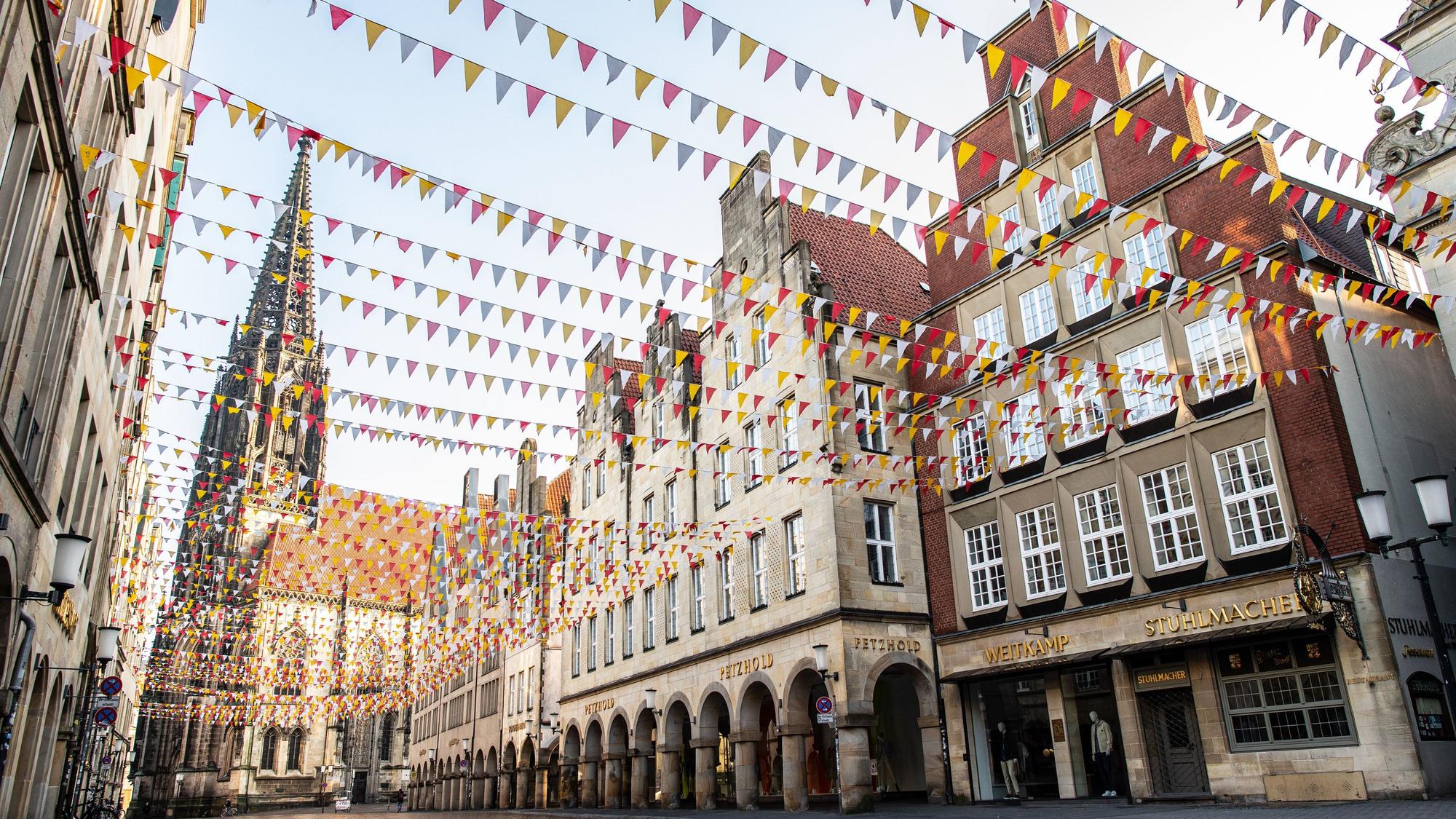 Girlanden hängen über dem Prinzipalmarkt in Münster