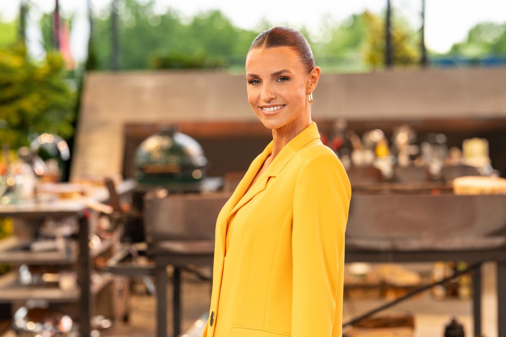 Wandervogel? Nicht, was „Grill den Henssler“ angeht. Laura Wontorra schwor ihrem „Lieblingskoch“ Steffen Henssler die Moderations-Treue. (Bild: RTL/Markus Hertrich)