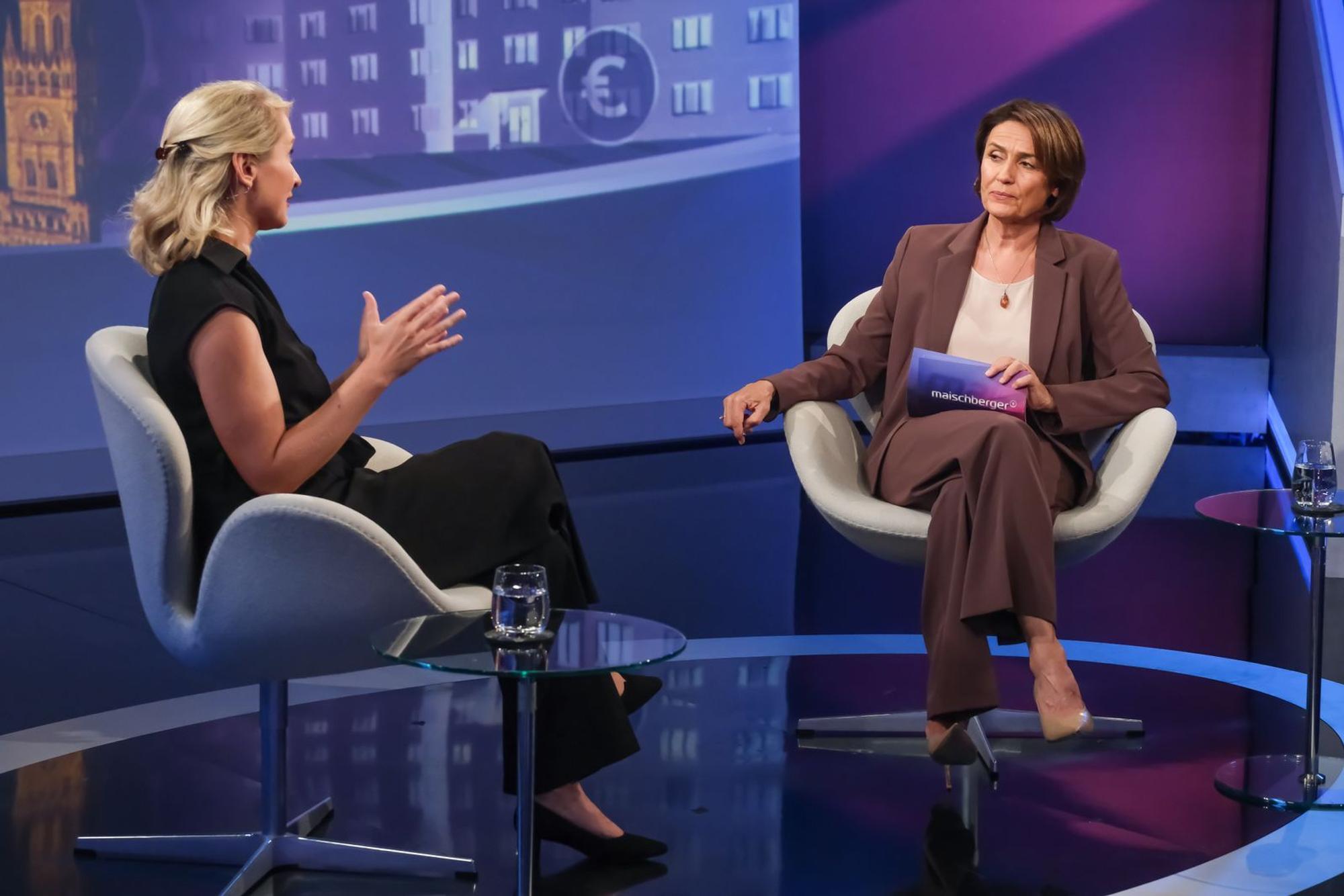 Linken-Chefin Ines Schwerdtner (links) wünscht sich nach den Abgeordnetenhauswahlen in Berlin eine Koalition mit Grünen und SPD. (Bild: WDR/ Oliver Ziebe)