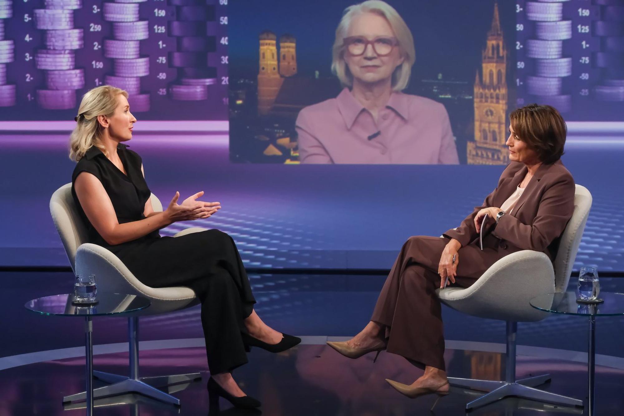 Monika Schnitzer (Mitte), Chefin der Wirtschaftsweisen, sprach sich bei „Maischberger“ gegen die Enteignung von Wohnungsbaugesellschaften aus. (Bild: WDR/ Oliver Ziebe)