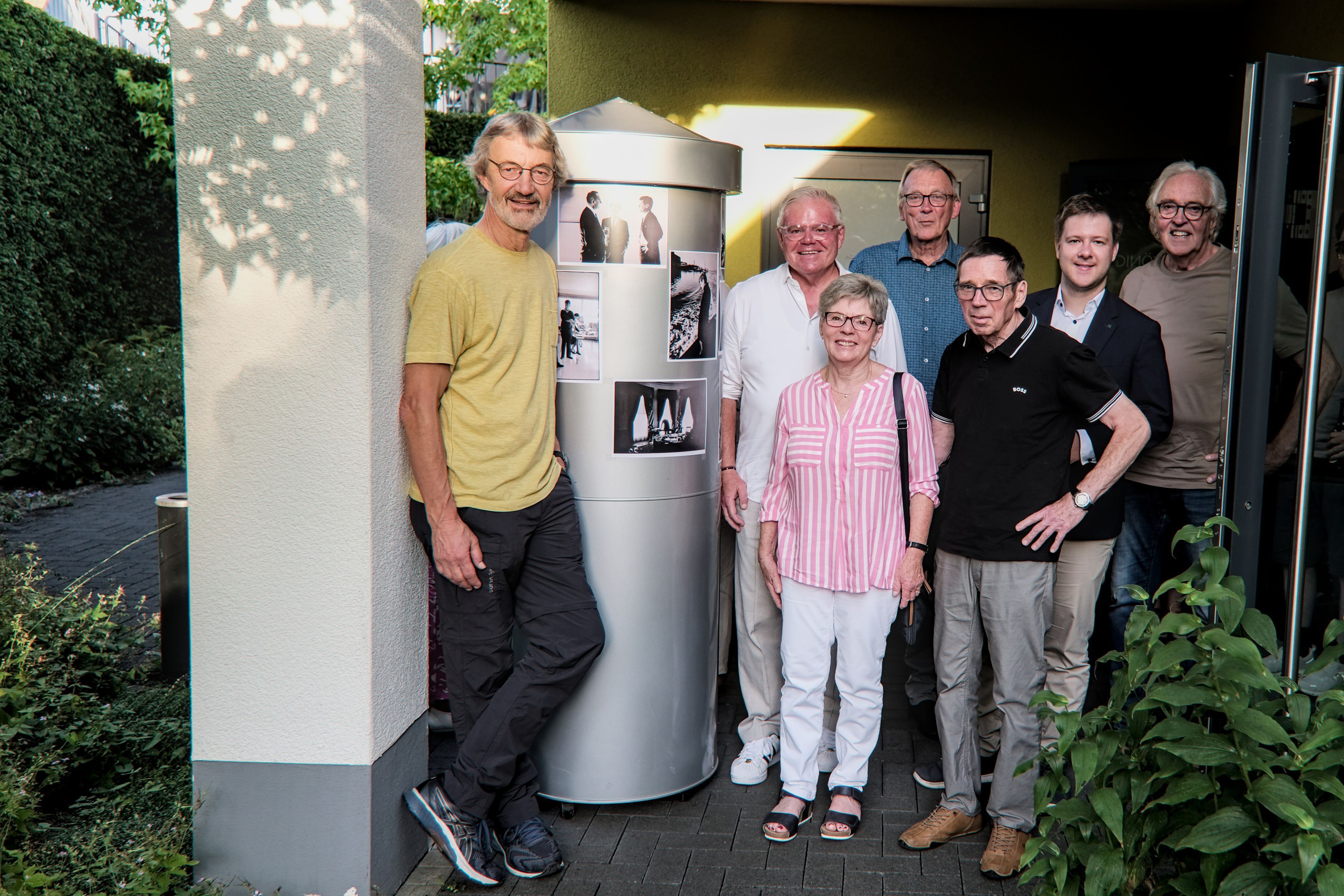 Zur Sondervorstellung der Dokumentation „Capturing Kennedy“ sind unter anderem Uli Poggel (v.l.), Mitinitiator der Recherchen, Klaus Dieter Becker, stellvertretender Landrat, Christel Polito, Enkelin von Christine Quirl, Achim Rieks, Mitinitiator der Recherchen, Fritz Quirl, Sohn von Christine Quirl, Corvin Kochan, stellvertretender Bürgermeister, Wolfgang Lülsdorf, Bruder des Fotografen, erschienen.