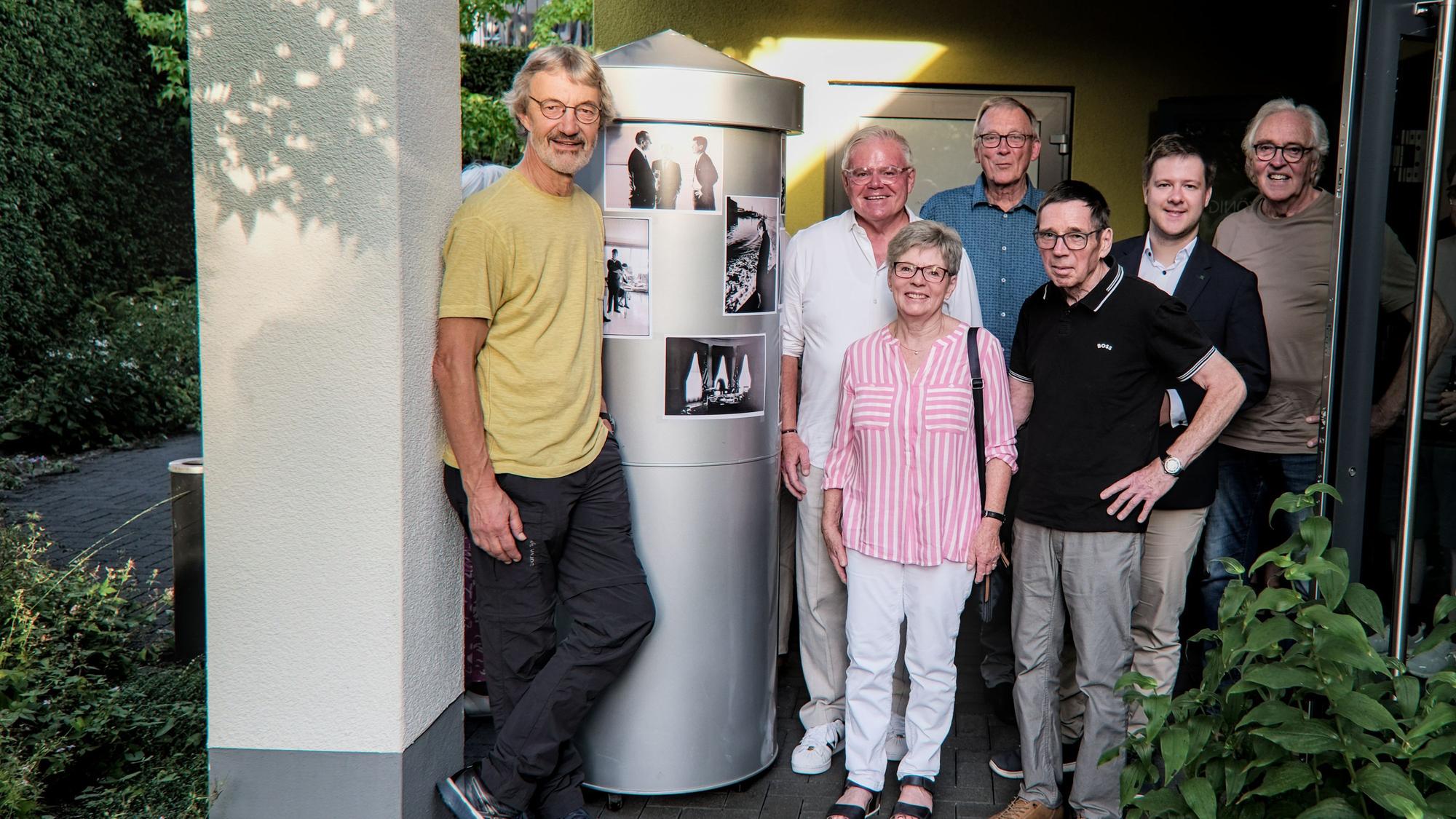 Zur Sondervorstellung der Dokumentation „Capturing Kennedy“ sind unter anderem Uli Poggel (v.l.), Mitinitiator der Recherchen, Klaus Dieter Becker, stellvertretender Landrat, Christel Polito, Enkelin von Christine Quirl, Achim Rieks, Mitinitiator der Recherchen, Fritz Quirl, Sohn von Christine Quirl, Corvin Kochan, stellvertretender Bürgermeister, Wolfgang Lülsdorf, Bruder des Fotografen, erschienen.