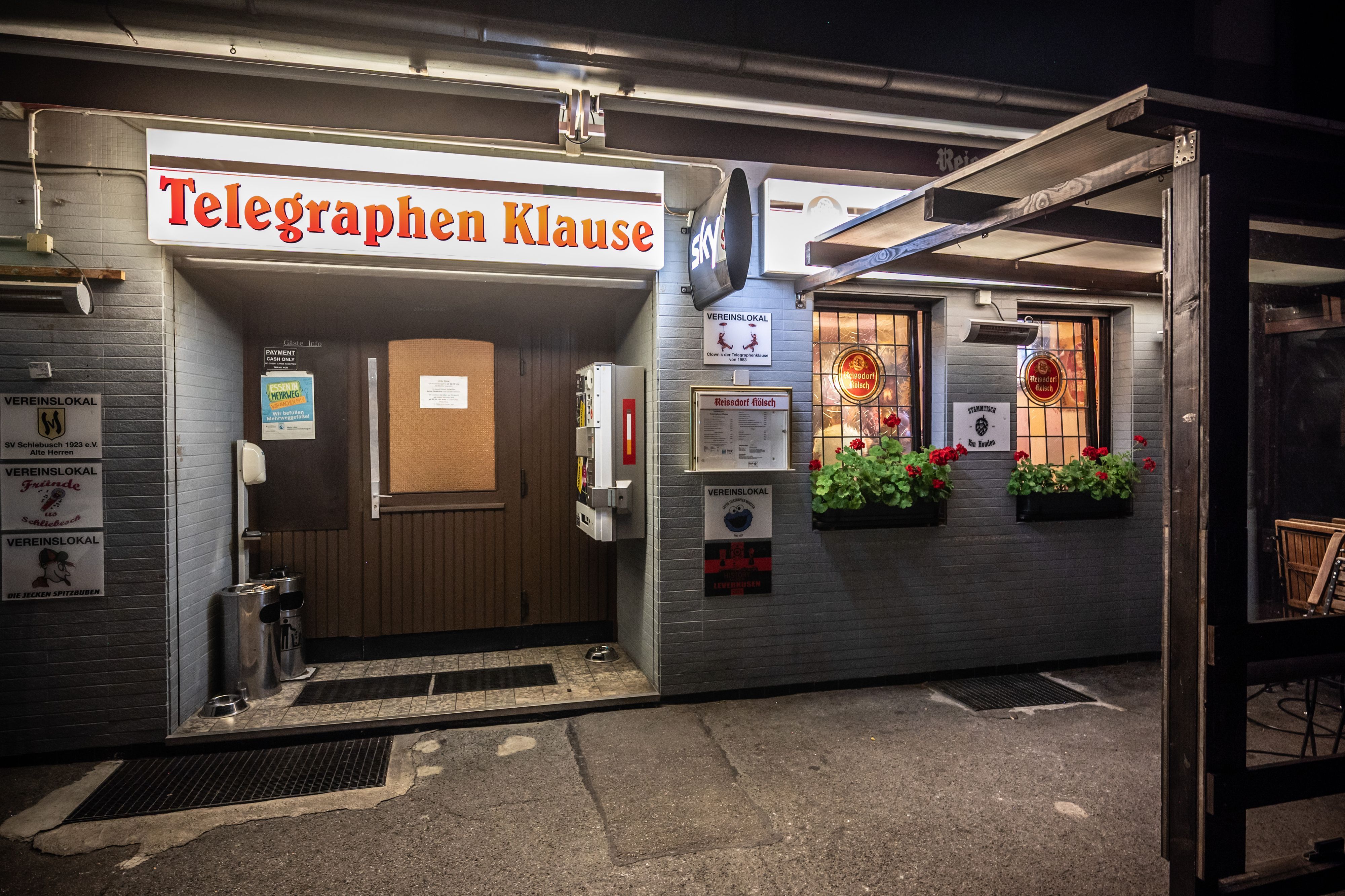 Telegraphenklause: Die Wirtinnen Lotti und Sandsa Schulz stehen für Beständigkeit. Bild: Ralf Krieger