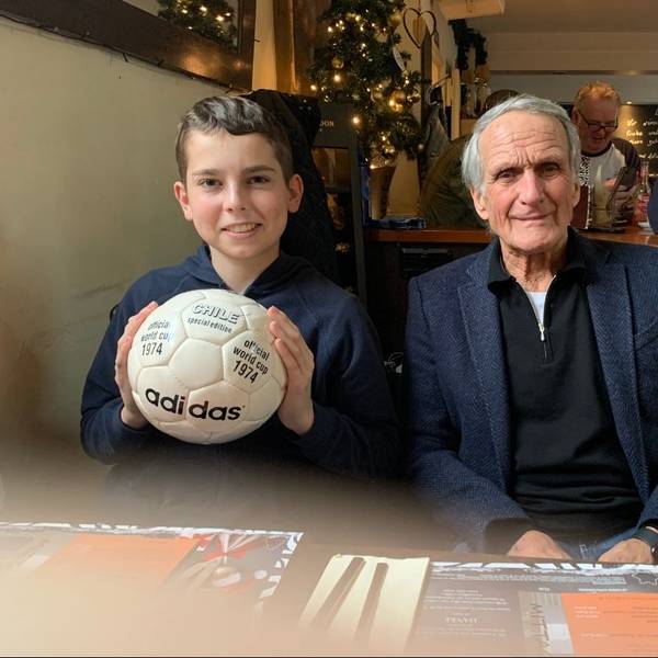 Sie kennen sich: Die Siegburger Fußball-Legende Wolfgang Overath überreichte DKMS-Patient Max einen Fußball von 1974.