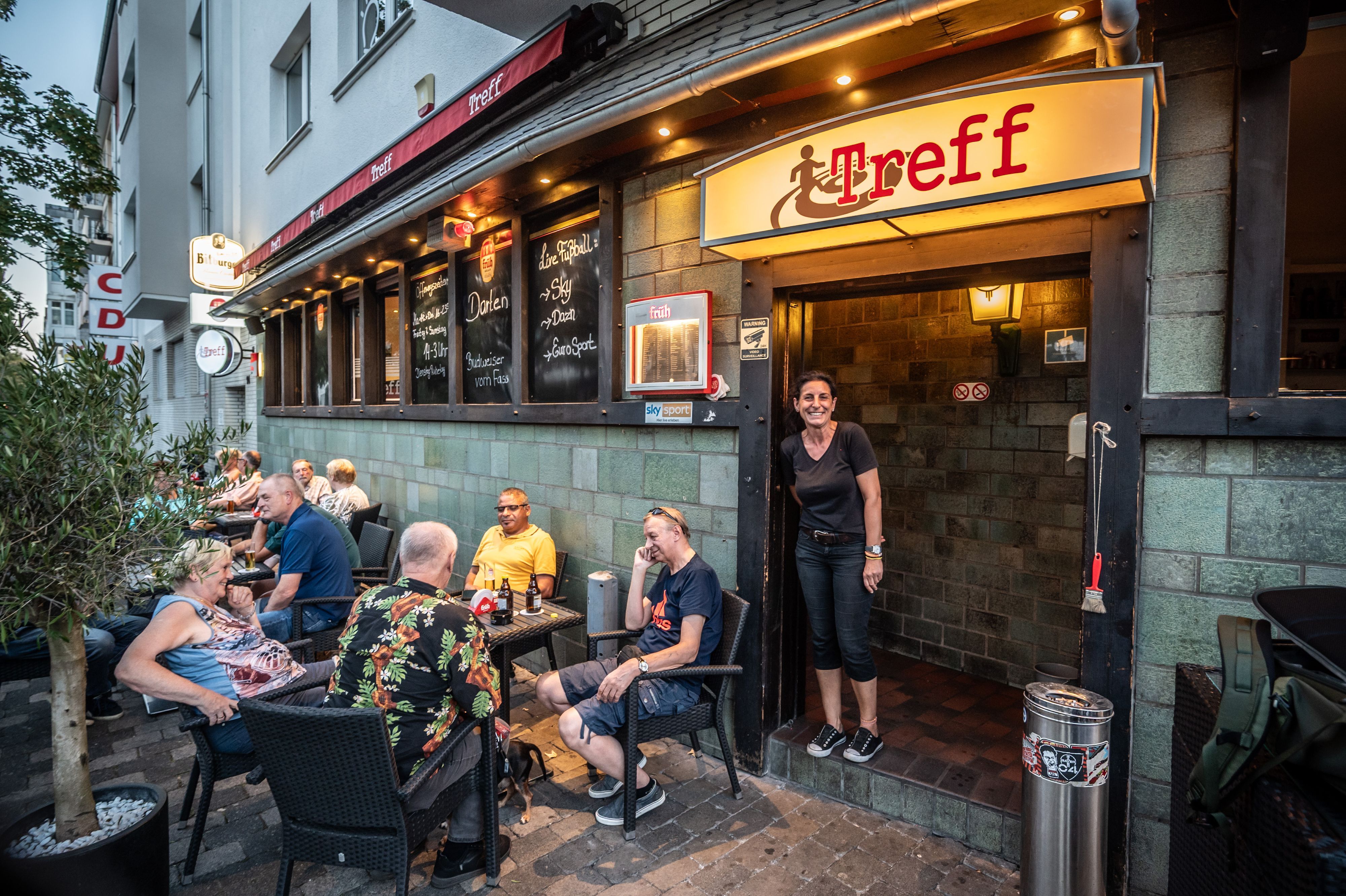 Treff an der Christuskirche, Michi bedient die Kunden.