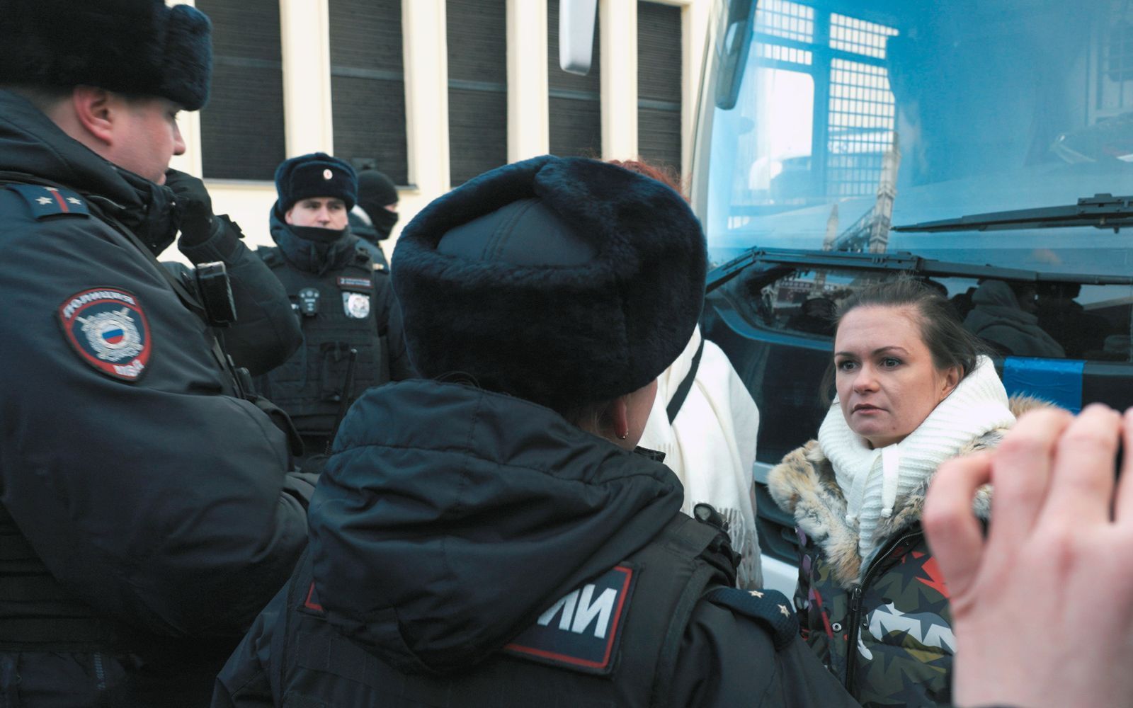 Maria ist die Frau eines russischen Frontkämpfers. Sie gehört zu den wenigen, die es wagen, öffentlich gegen Putins Kriegspolitik zu protestieren. (Bild:  SWR / Piraya Film / Vincent Productions)