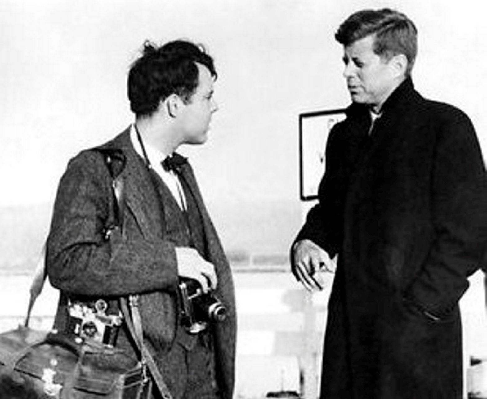 Kennedy-Fotograf Jacques Lowe steht mit Kamera neben John F. Kennedy