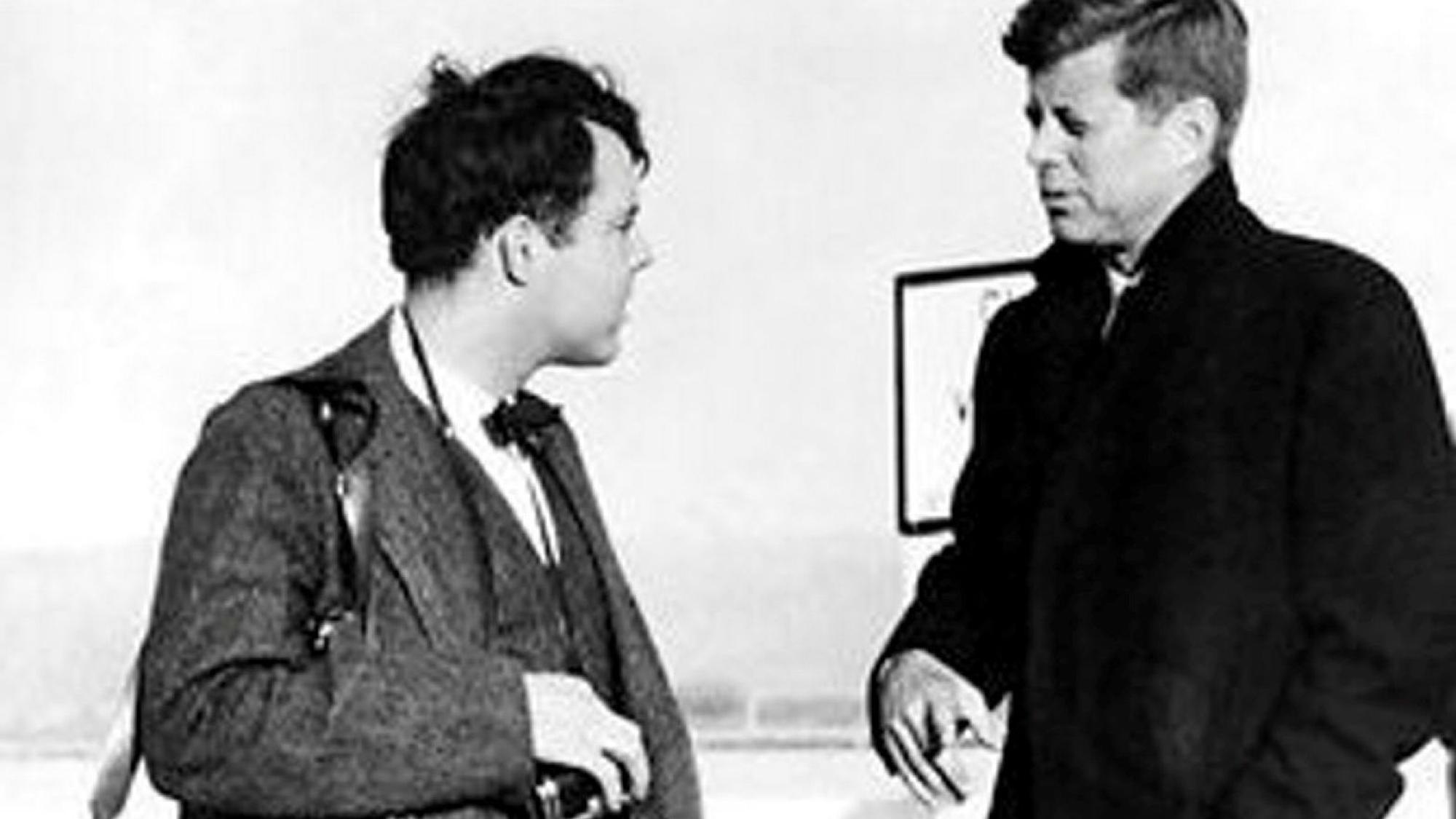 Kennedy-Fotograf Jacques Lowe steht mit Kamera neben John F. Kennedy