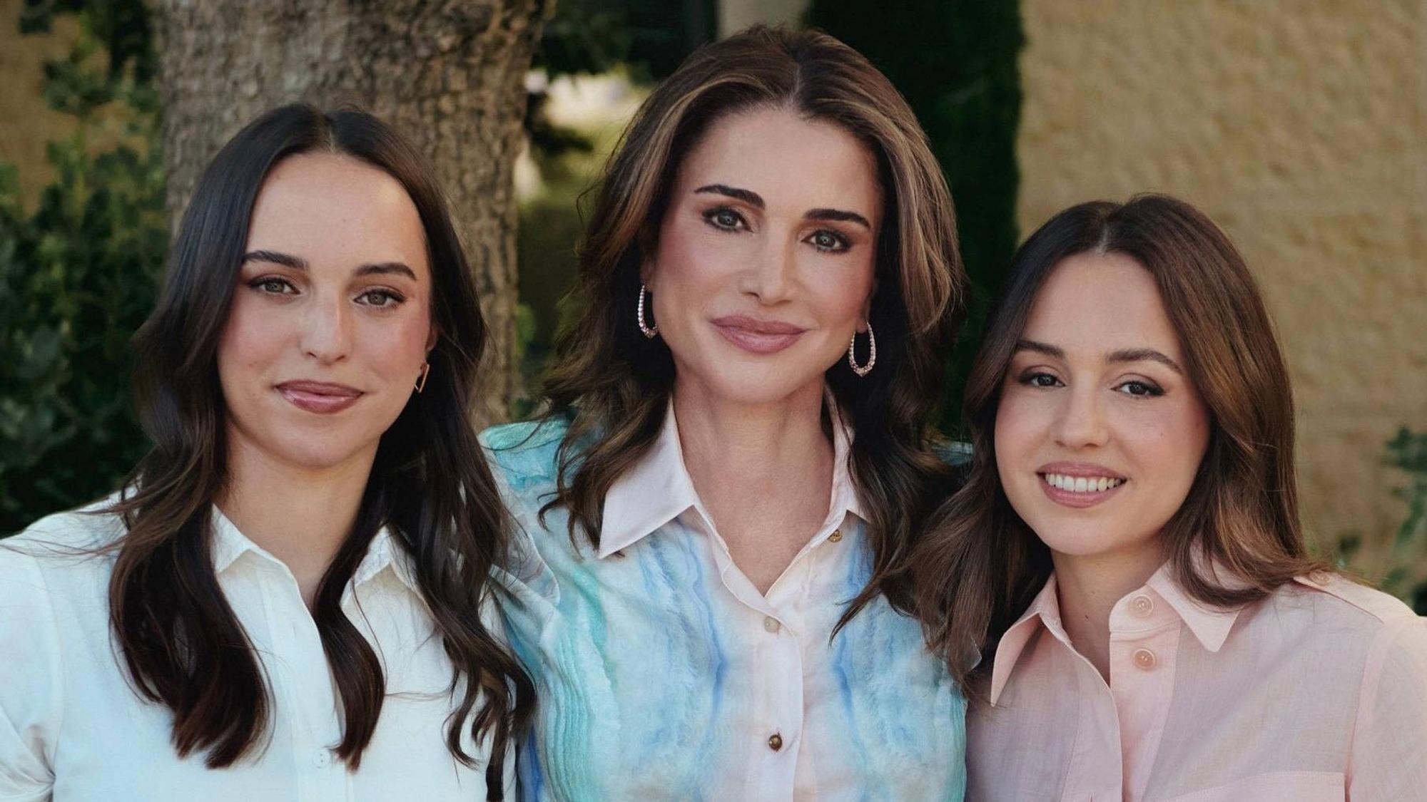 Wenige Tage nach der Geburt ihrer Enkeltöchter hat Königin Rania von Jordanien (M), hier gemeinsam mit Prinzessin Salma (l) und Prinzessin Iman (r), erste Aufnahmen der Neugeborenen veröffentlicht.