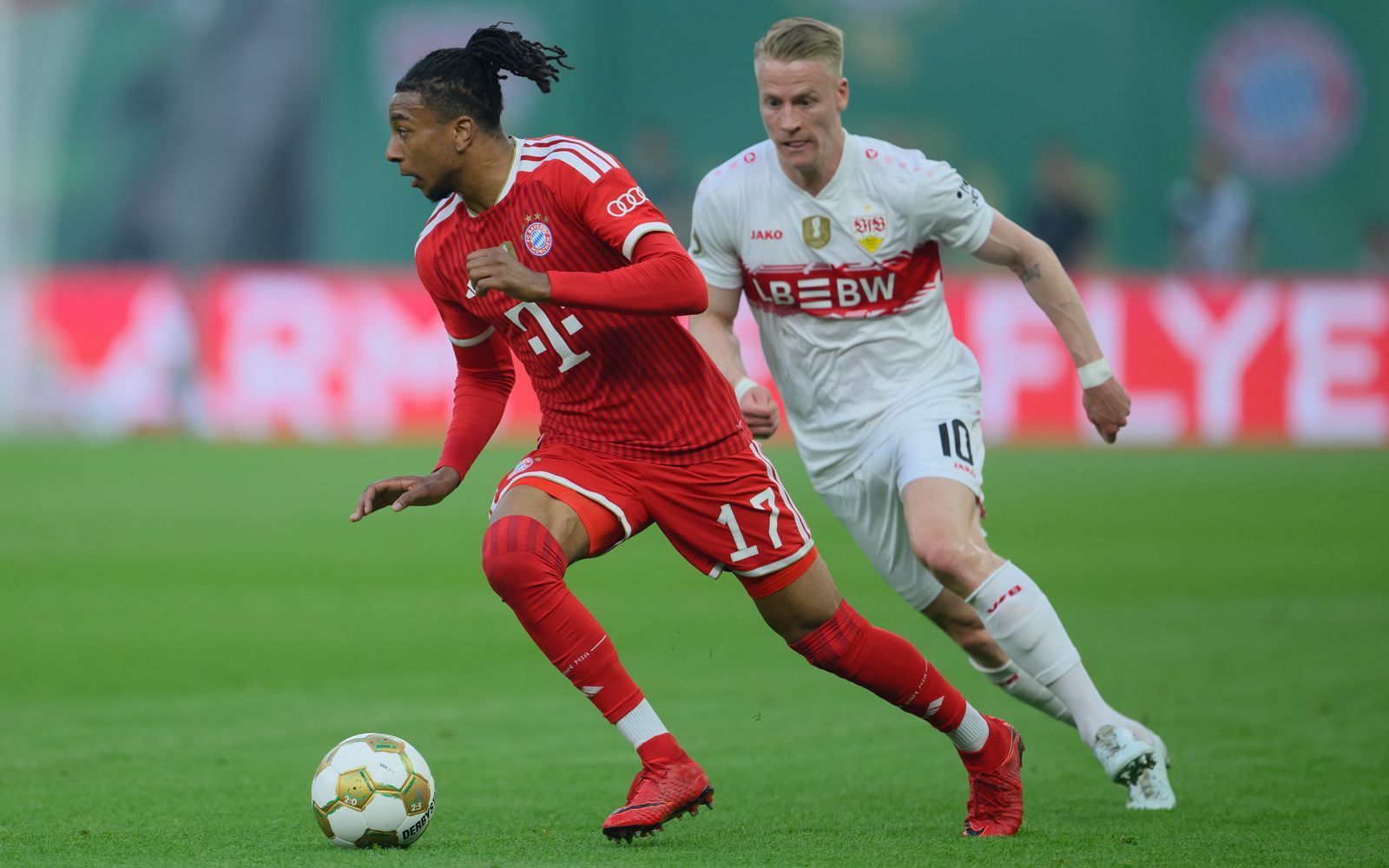 Zum Auftakt der neuen Bundesliga-Saison trifft der FC Bayern München auf den VfB Stuttgart (Freitag, 28. August, live bei SAT.1 und Sky). Im Bild: Michael Olise (links) und Chris Führich beim DFB-Pokalfinale im Mai. (Bild: 2026 Getty Images/Christian Kaspar-Bartke)