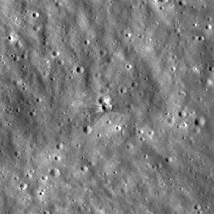 Neue Aufnahmen der NASA-Sonde „Lunar Reconnaissance Orbiter“ dokumentieren die Einschlagstelle.