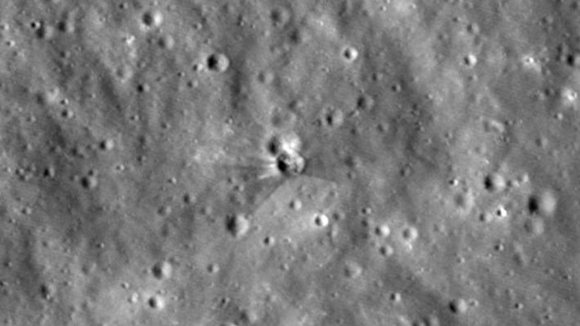 Neue Aufnahmen der NASA-Sonde „Lunar Reconnaissance Orbiter“ dokumentieren die Einschlagstelle.