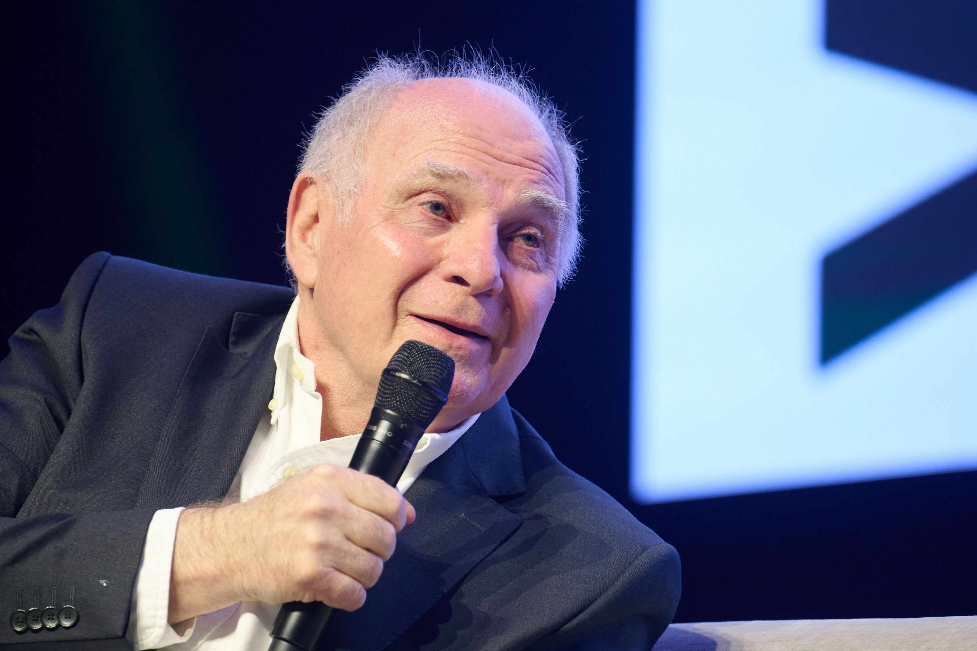 Uli Hoeneß, Ehrenpräsident des FC Bayern München, sitzt beim Daten- und KI-Festival auf der Bühne.