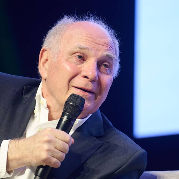 Uli Hoeneß, Ehrenpräsident des FC Bayern München, sitzt beim Daten- und KI-Festival auf der Bühne.
