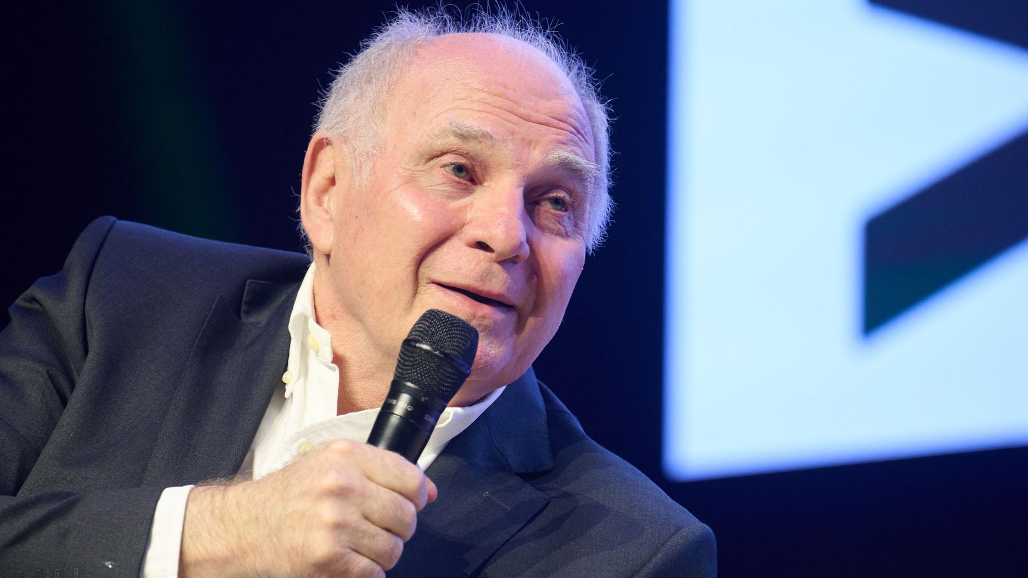 Uli Hoeneß, Ehrenpräsident des FC Bayern München, sitzt beim Daten- und KI-Festival auf der Bühne.
