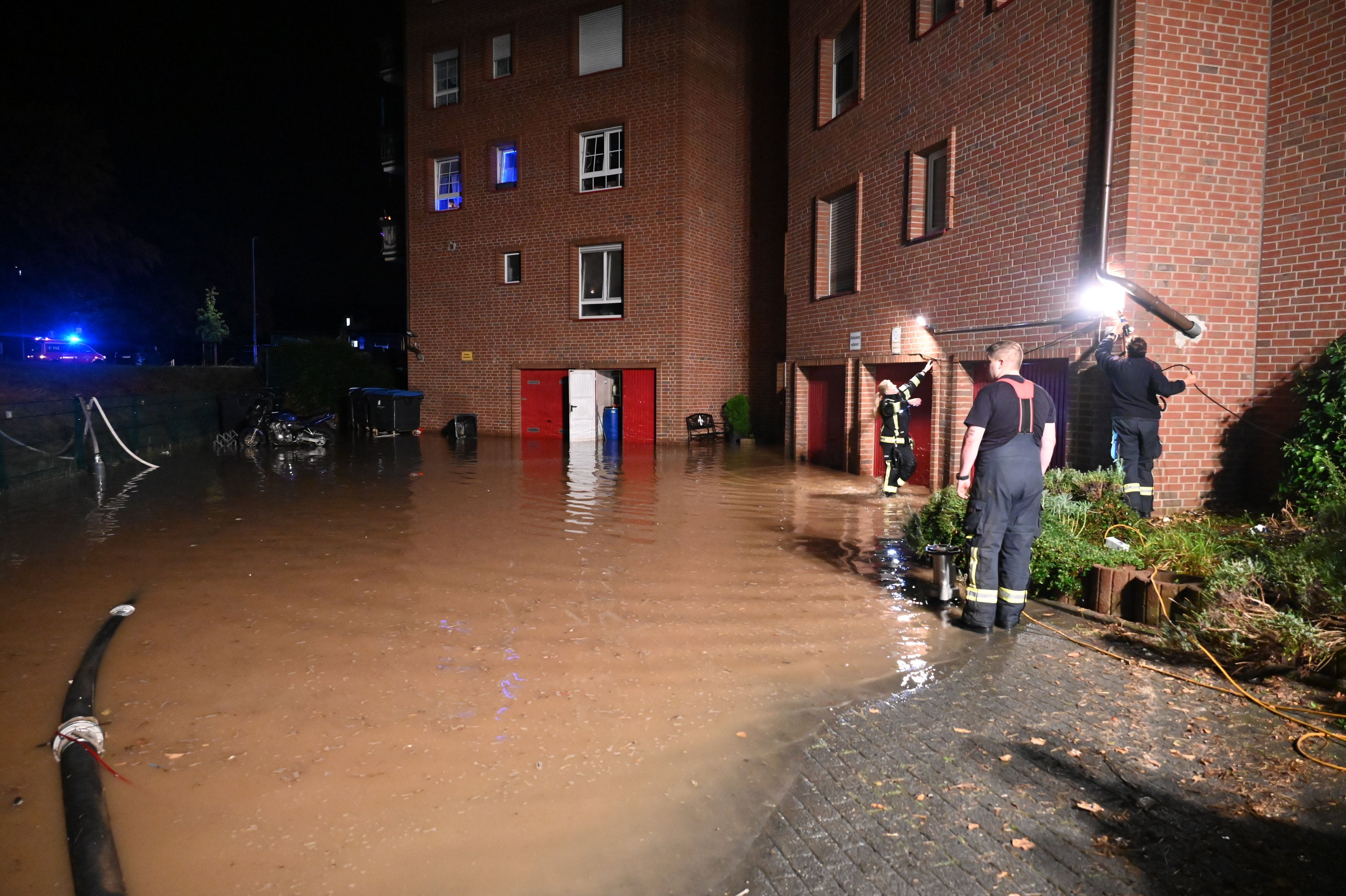 Die Feuerwehr hat zahlreiche vollgelaufene Keller leergepumpt.