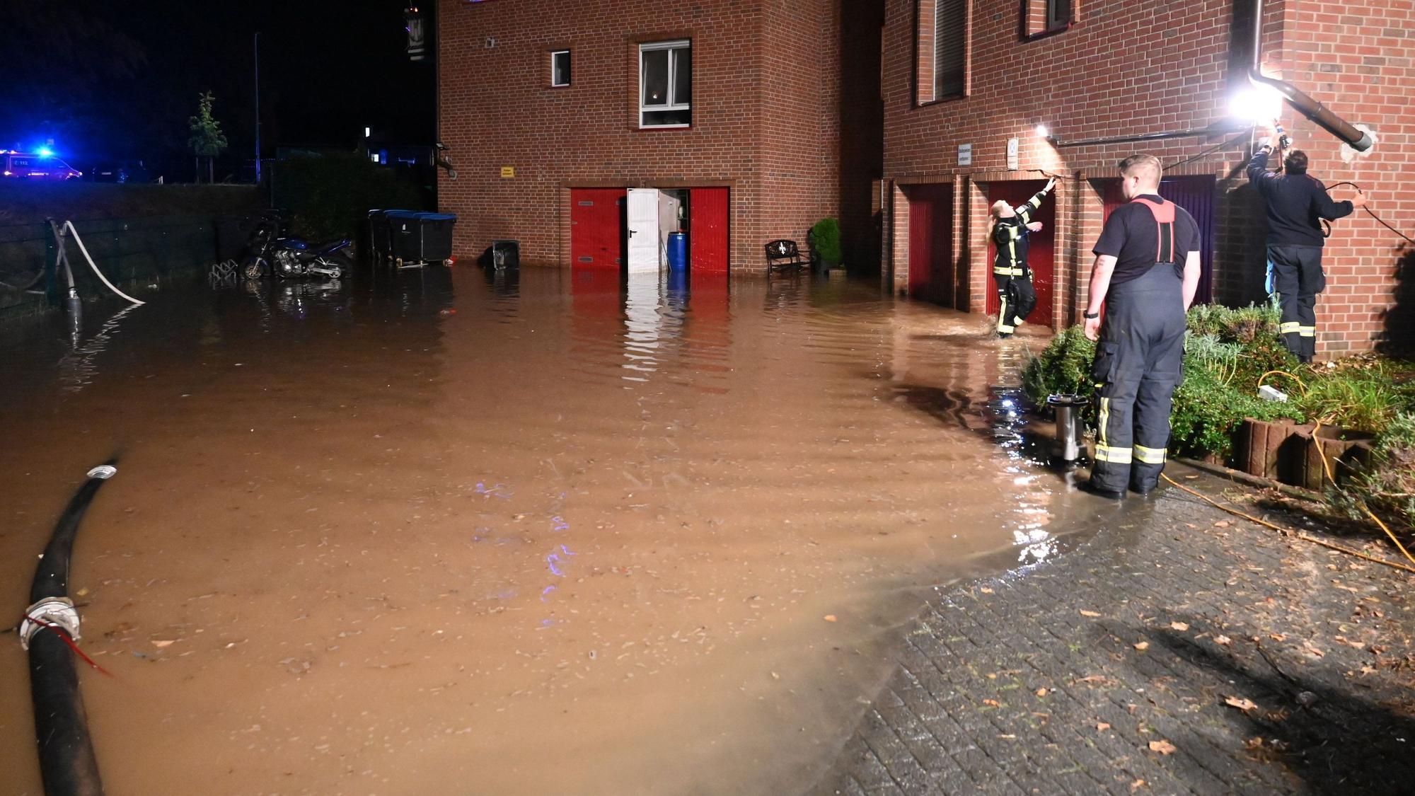 Die Feuerwehr hat zahlreiche vollgelaufene Keller leergepumpt.
