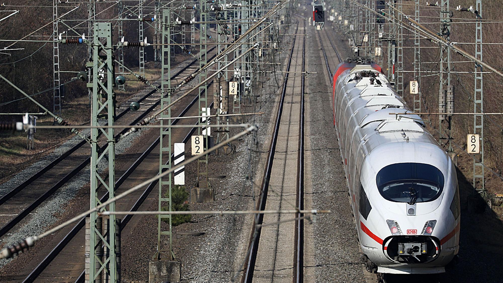 Ab Freitag fährt für zwei Wochen zwischen Köln und Düsseldorf kein Zug. Unser Foto zeigt den Streckenabschnitt bei Leverkusen.