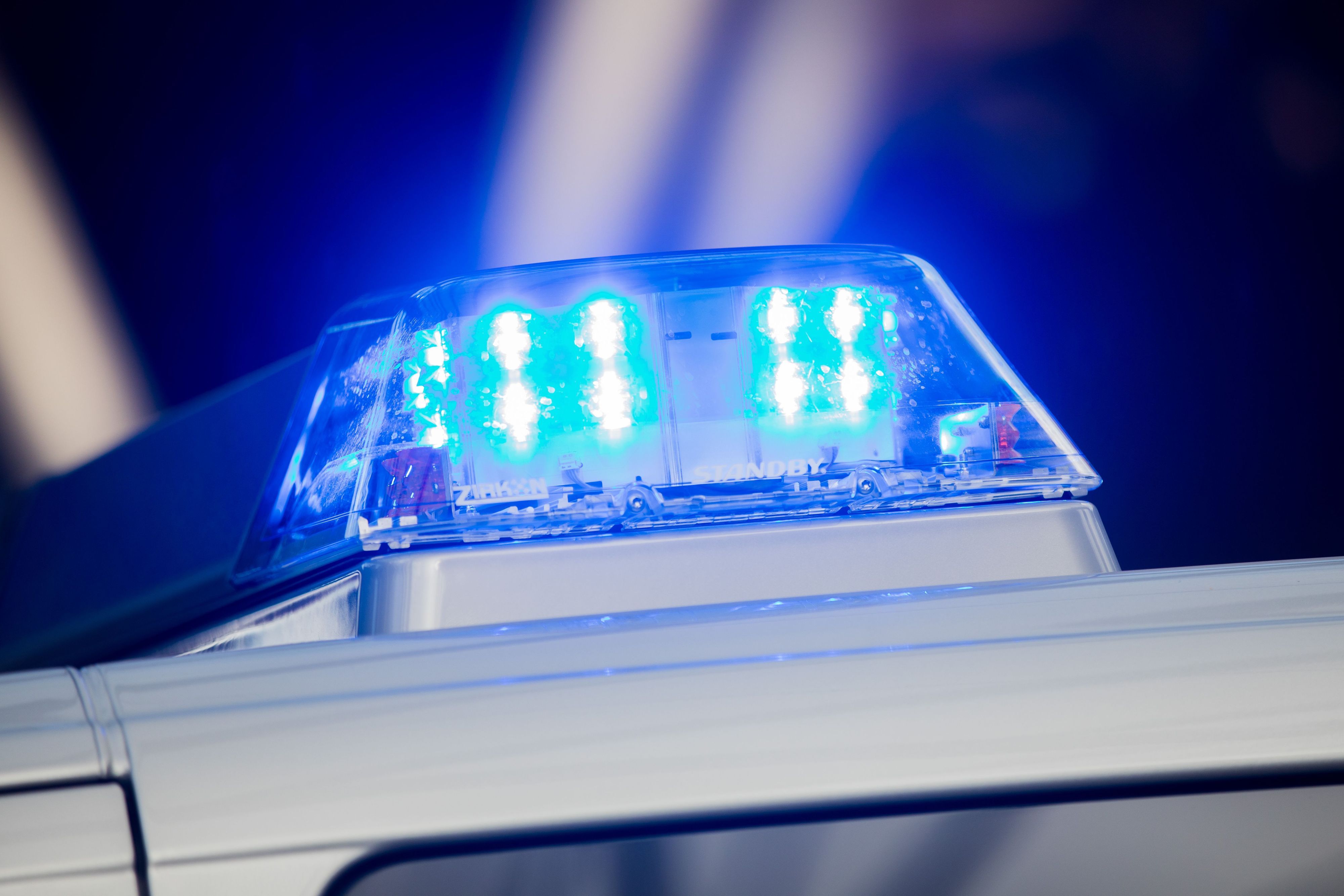 ARCHIV - 20.10.2017, Nordrhein-Westfalen, Duisburg: Ein Blaulicht leuchtet auf dem Streifenwagen der Polizei. (zu dpa: «Zwölf Tote bei Unfall eines polnischen Reisebusses in Ungarn») Foto: Rolf Vennenbernd/dpa +++ dpa-Bildfunk +++