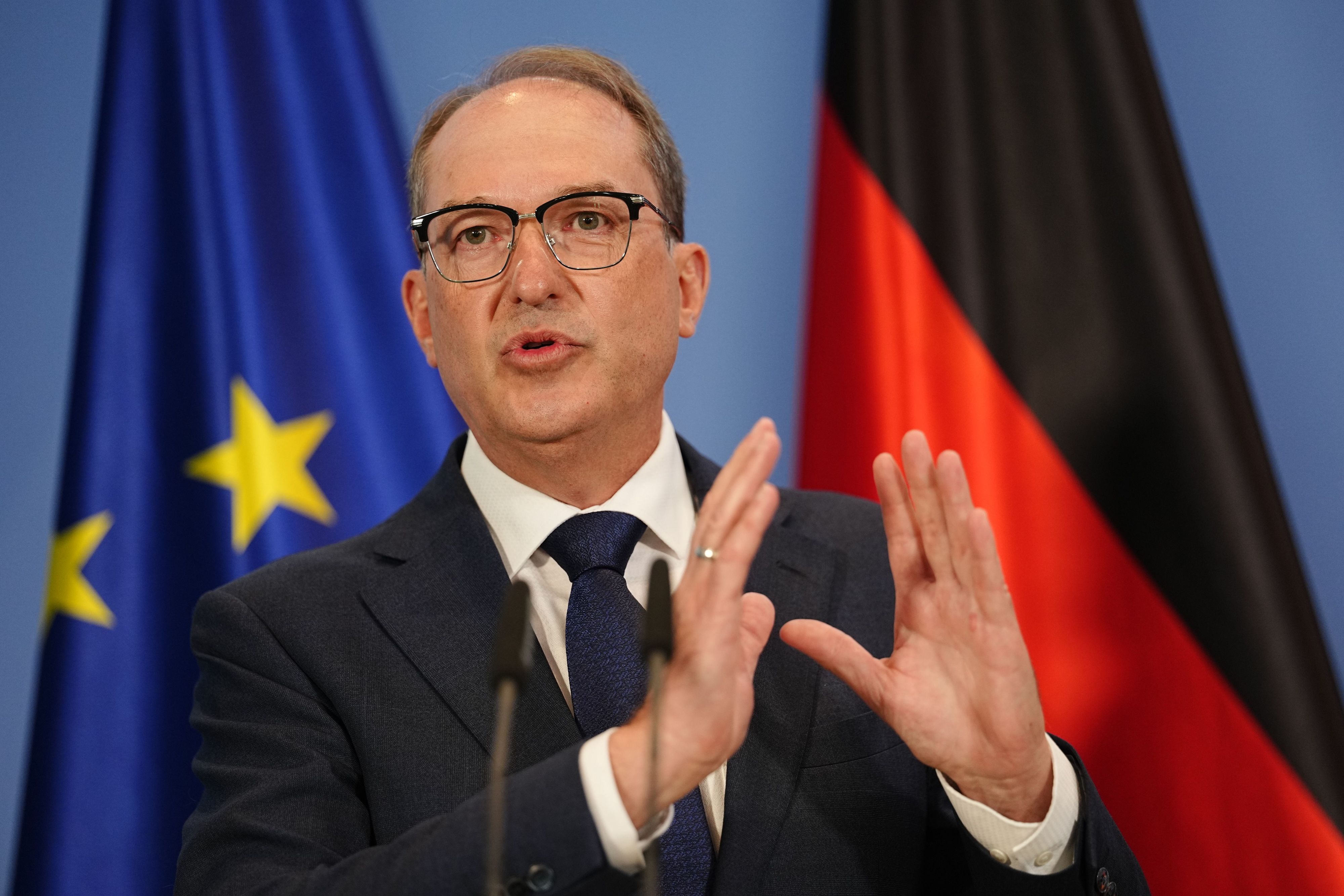 Will „zu gegebener Zeit“ über den nächsten Antisemitismusbeauftragten entscheiden: Bundesinnenminister Alexander Dobrindt (CSU)